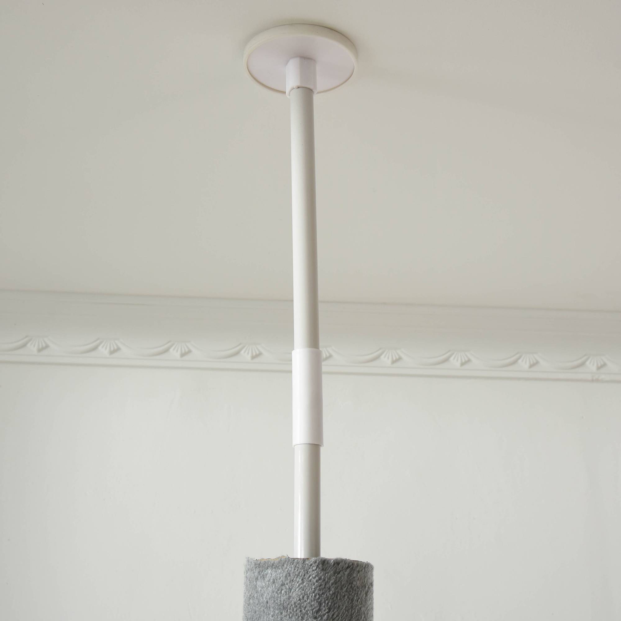 Arbre à chat sol-plafond hauteur réglable avec niche et griffoirs en sisal 255 cm Gris Clair - ComfortXL Outdoor Living - Image 10