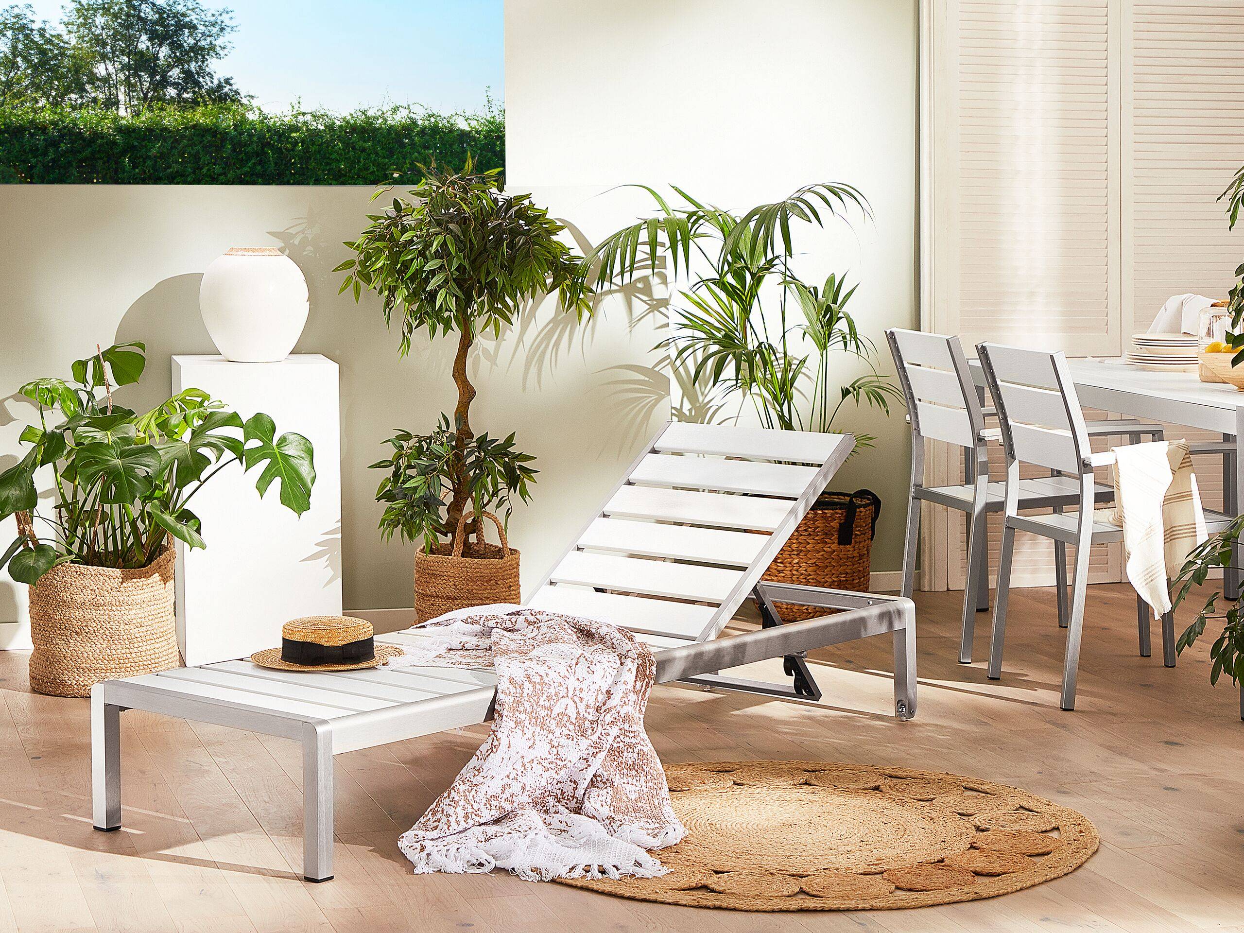 Beliani - Chaise Longue Effet Bois Blanc en Aluminium Transat Inclinable Solide et Résistant pour Jardin ou Terrasse Moderne - Imagen 2