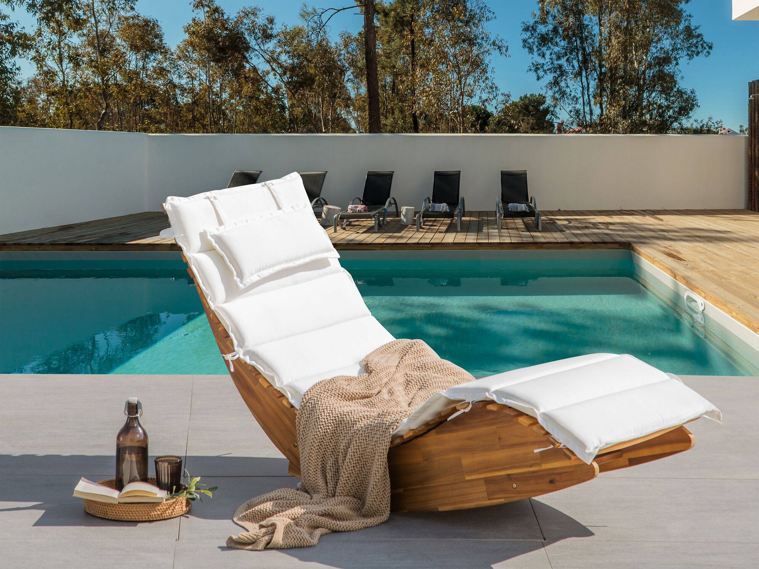 Beliani - Chaise Longue Extérieur à Bascule en Bois d'Acacia Clair Design à Lattes avec Coussin Blanc Cassé - Imagen 2