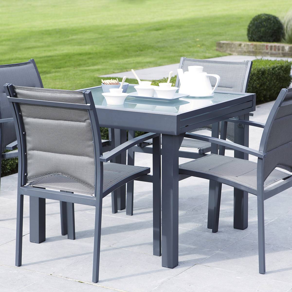 Wilsa Garden - Ensemble MODULO 4/8p en aluminium gris et verre modulable et 4 fauteuils aluminium et assise en textilène - Imagen 4