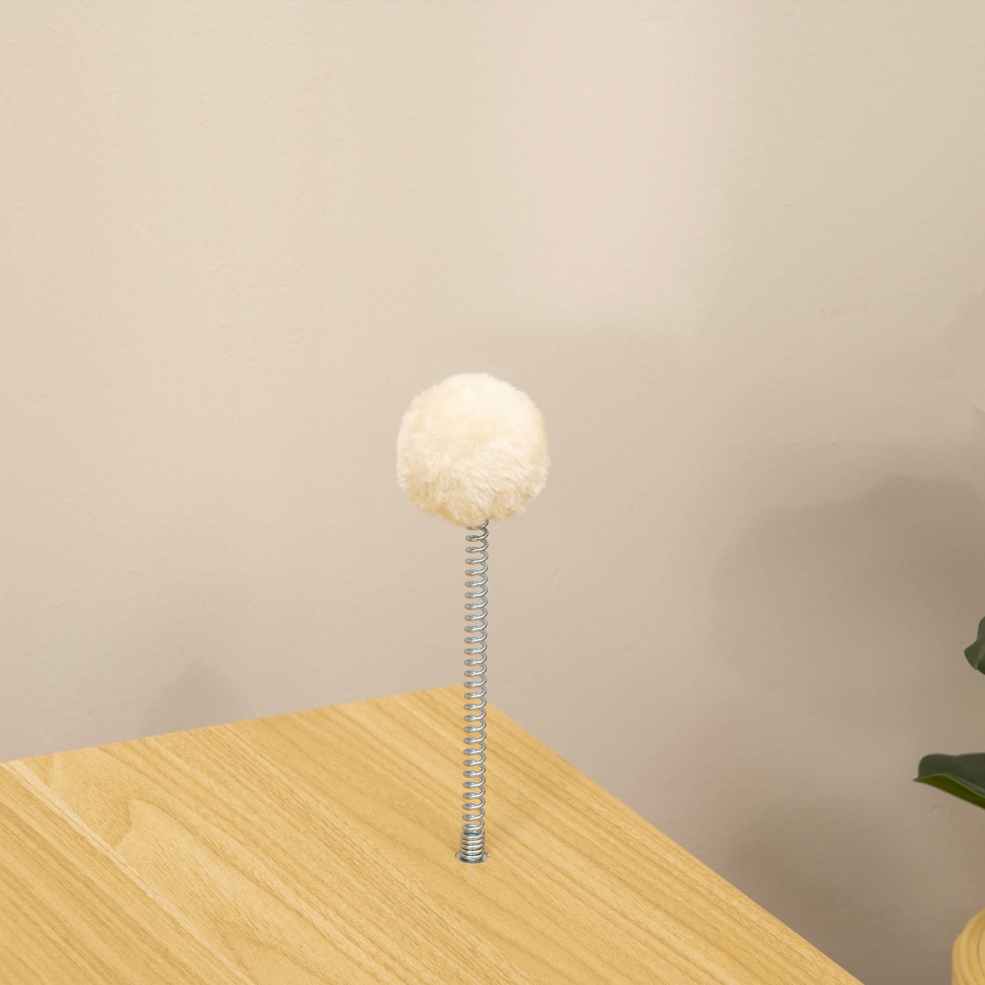 Pawhut - Maison pour chat design poste de télévision - niche chat panier chat - 1 coussins amovible, boule à ressort - panneaux aspect bois clair blanc - Imagen 9