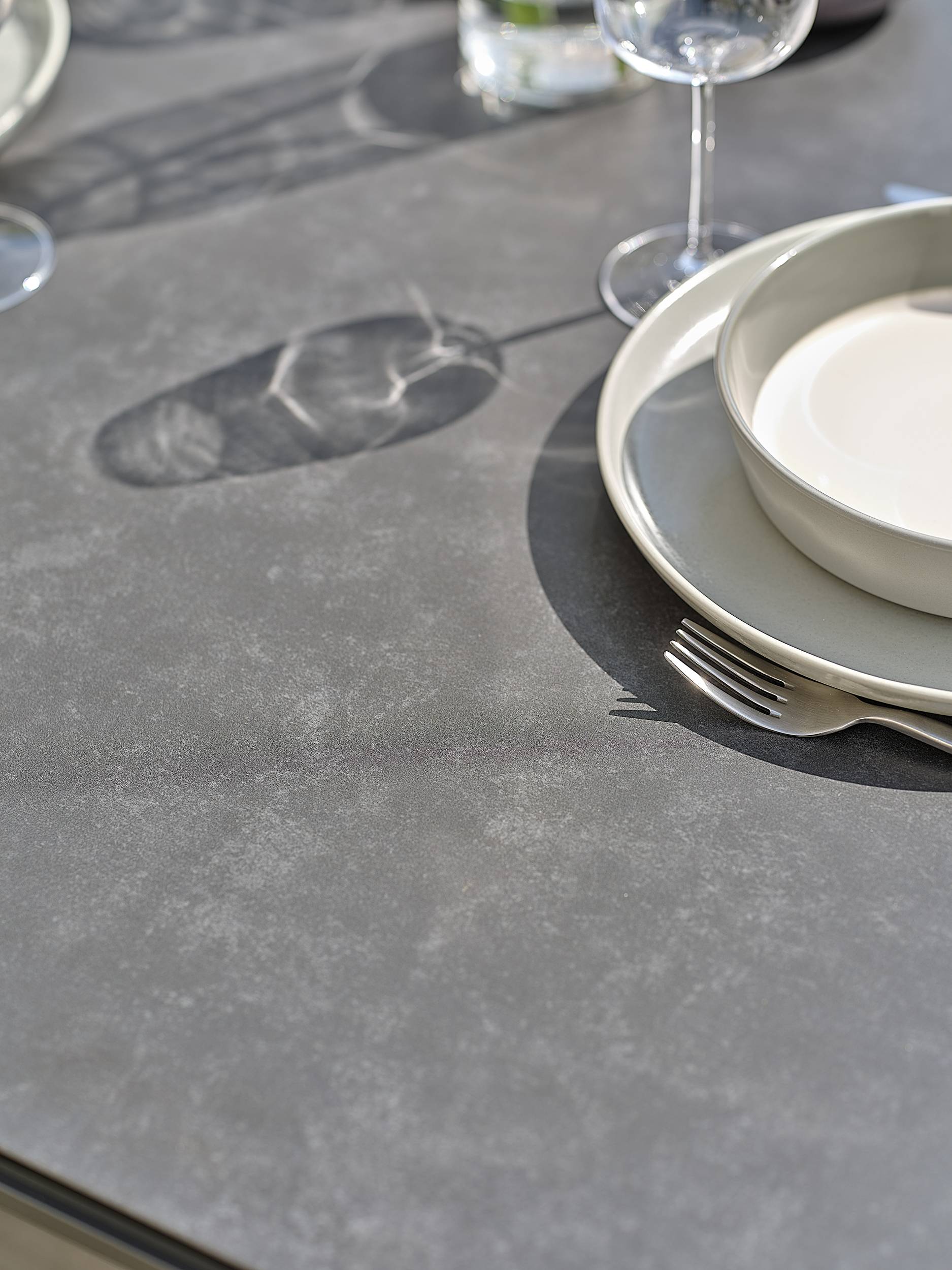 REMARQUABLE - Table de jardin TIGUA avec plateau en céramique sur verre - ANTHRACITE - REMARQUABLE - Image 4