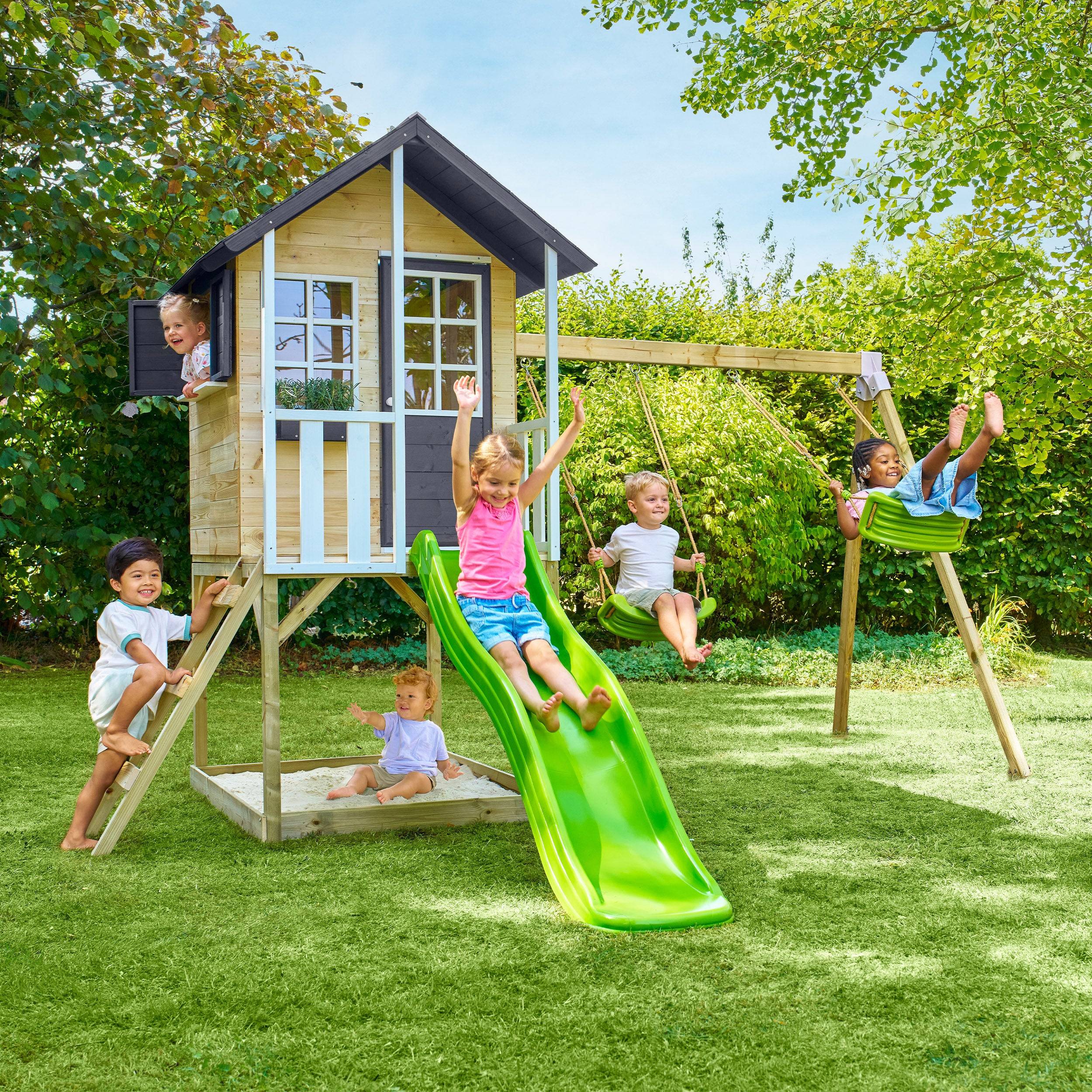 Maisonnette modulable sur pilotis avec balcon, glissière et deux balançoires JACINTHES en bois FSC® - Image 1