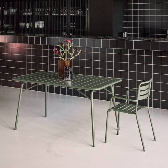 sweeek - Table de jardin pliante métal 6 places. kaki. Amelia. 140x80cm. traitement antirouille. lattes et bords arrondis | sweeek - Image 4