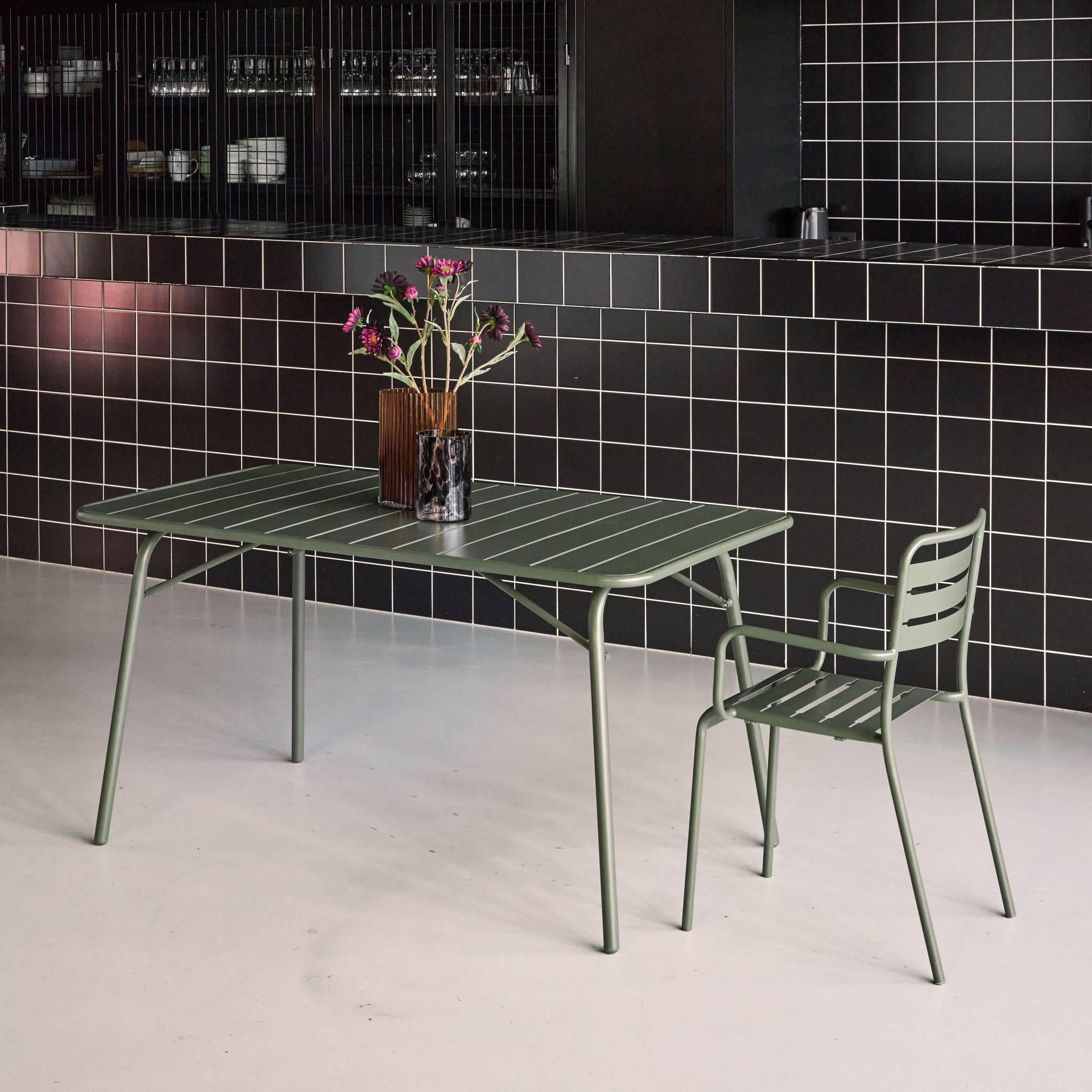 sweeek - Table de jardin pliante métal 6 places. kaki. Amelia. 140x80cm. traitement antirouille. lattes et bords arrondis | sweeek - Image 4
