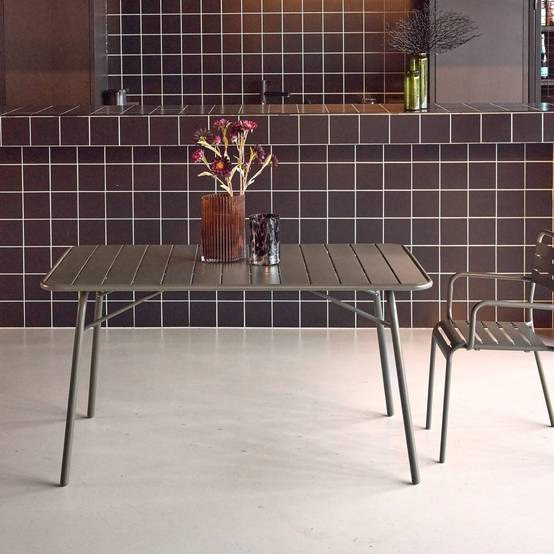 sweeek - Table de jardin pliante métal 6 places. kaki. Amelia. 140x80cm. traitement antirouille. lattes et bords arrondis | sweeek - Image 3