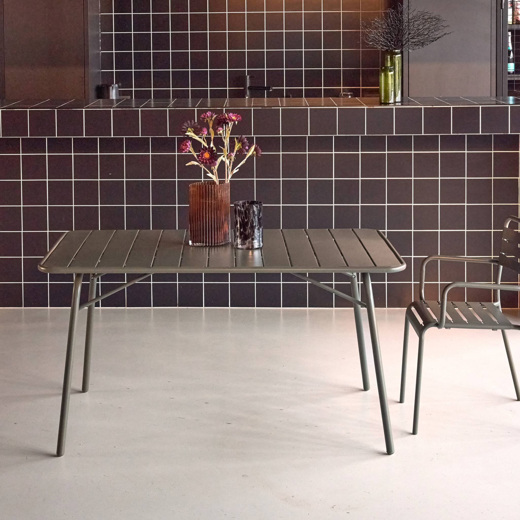 sweeek - Table de jardin pliante métal 6 places. kaki. Amelia. 140x80cm. traitement antirouille. lattes et bords arrondis | sweeek - Image 3