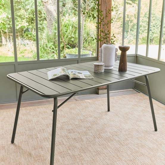 sweeek - Table de jardin pliante métal 6 places. kaki. Amelia. 140x80cm. traitement antirouille. lattes et bords arrondis | sweeek - Image 1