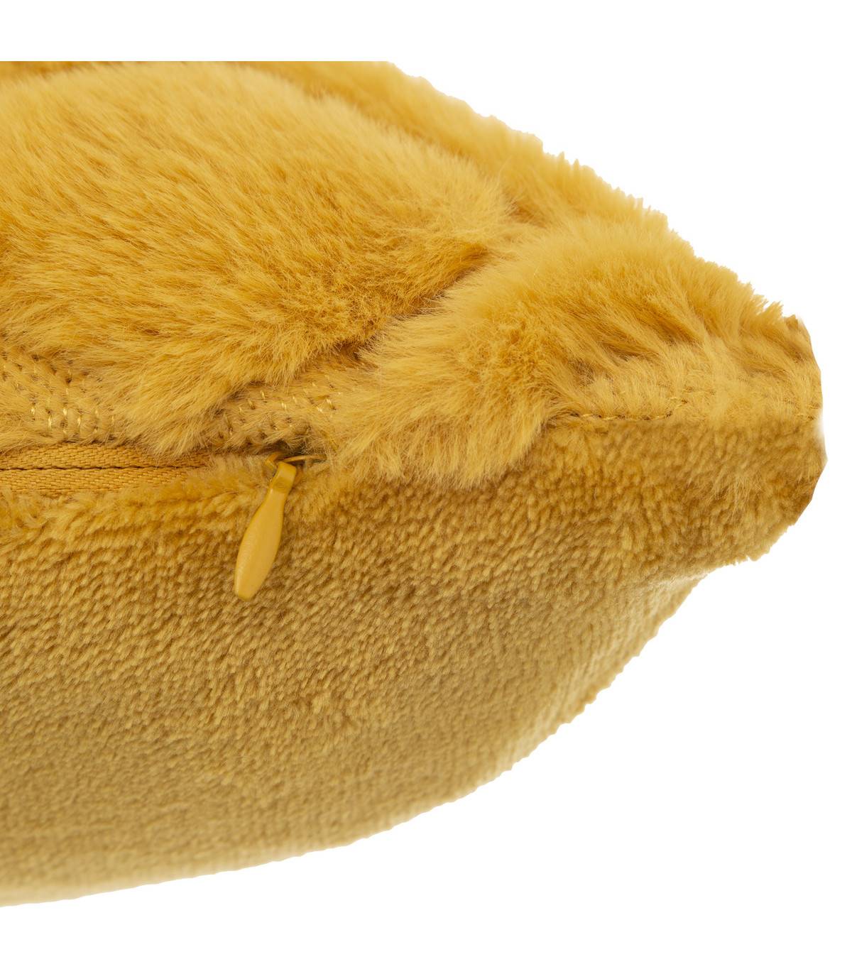 Coussin en Flanelle et Fourrure Ocre 45 x 45 cm - Imagen 2