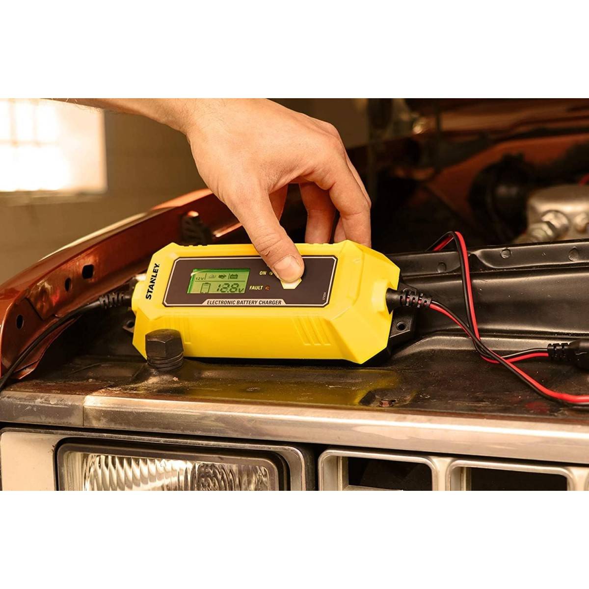 stanley - Chargeur de batterie intelligent 4A 230V 6/12V Voiture Moto Microprocesseur Ecran LCD Maintient de charge Stanley - Imagen 5