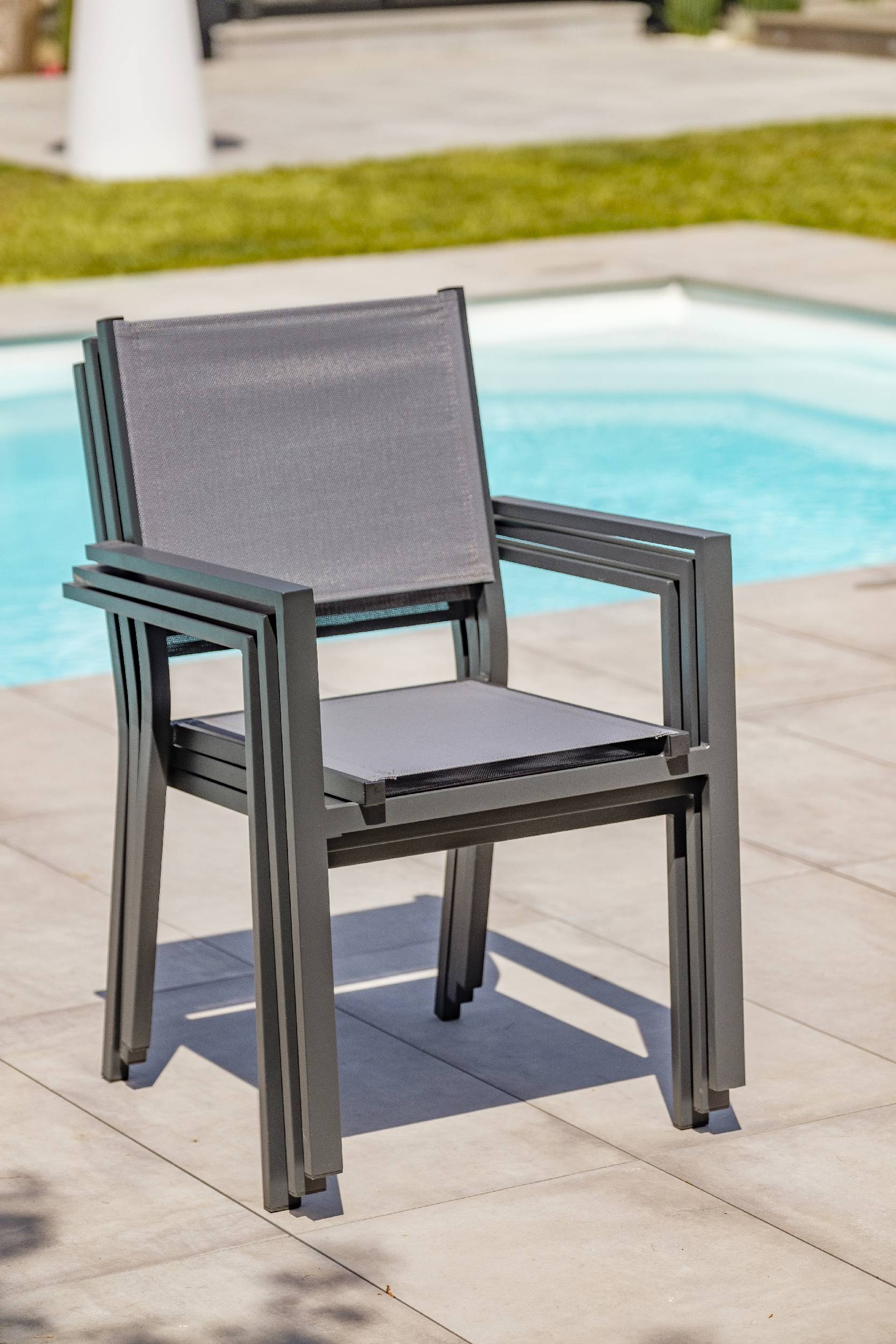 Dcb Garden - Ensemble repas 12 places en aluminium et plateau verre - Gris anthracite - TOLEDE - Imagen 4