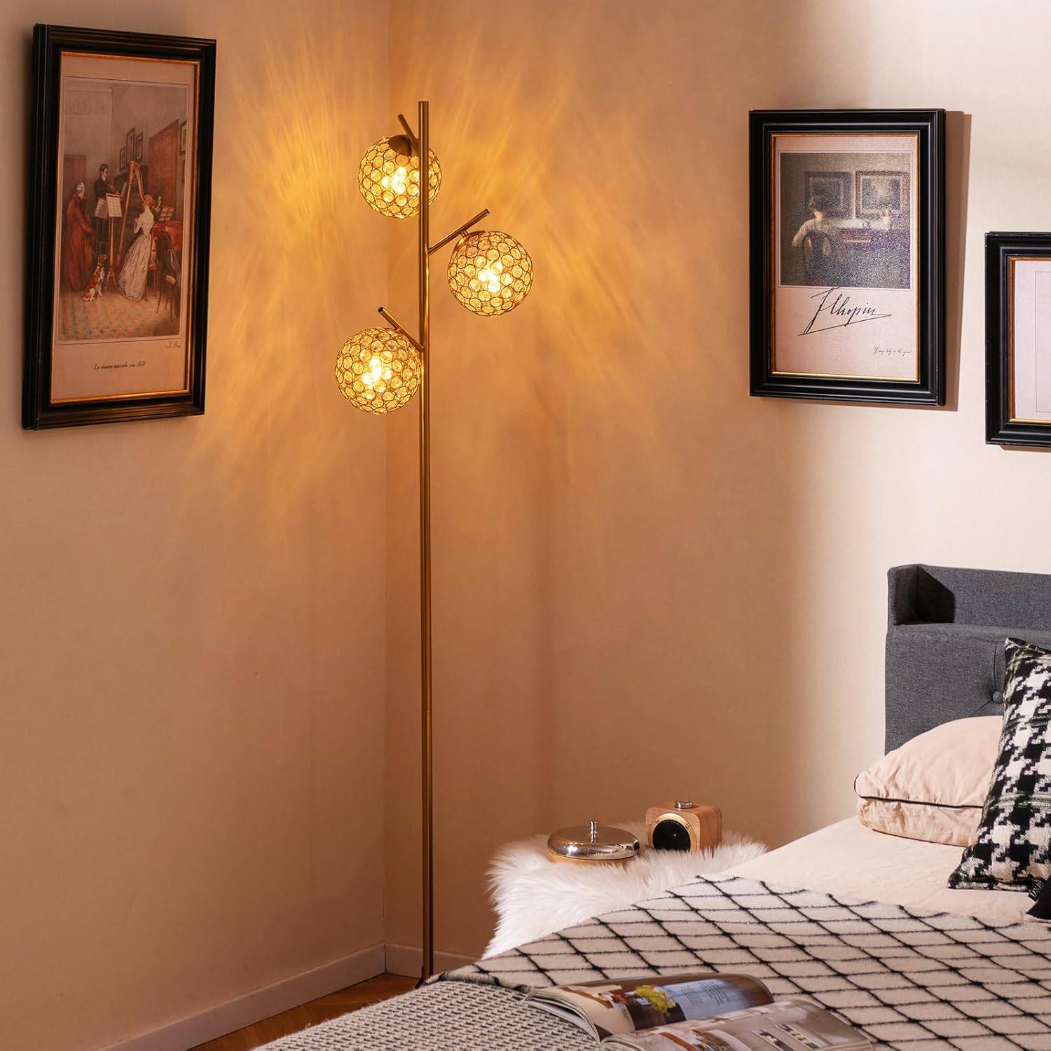 COSTWAY Lampadaire sur Pied Salon, 3 Globes avec Abat-jour,3 Culots d’ampoules E27, Poteau en Métal, Lampadaire Moderne pour Salon, Chambre, Or - Imagen 2