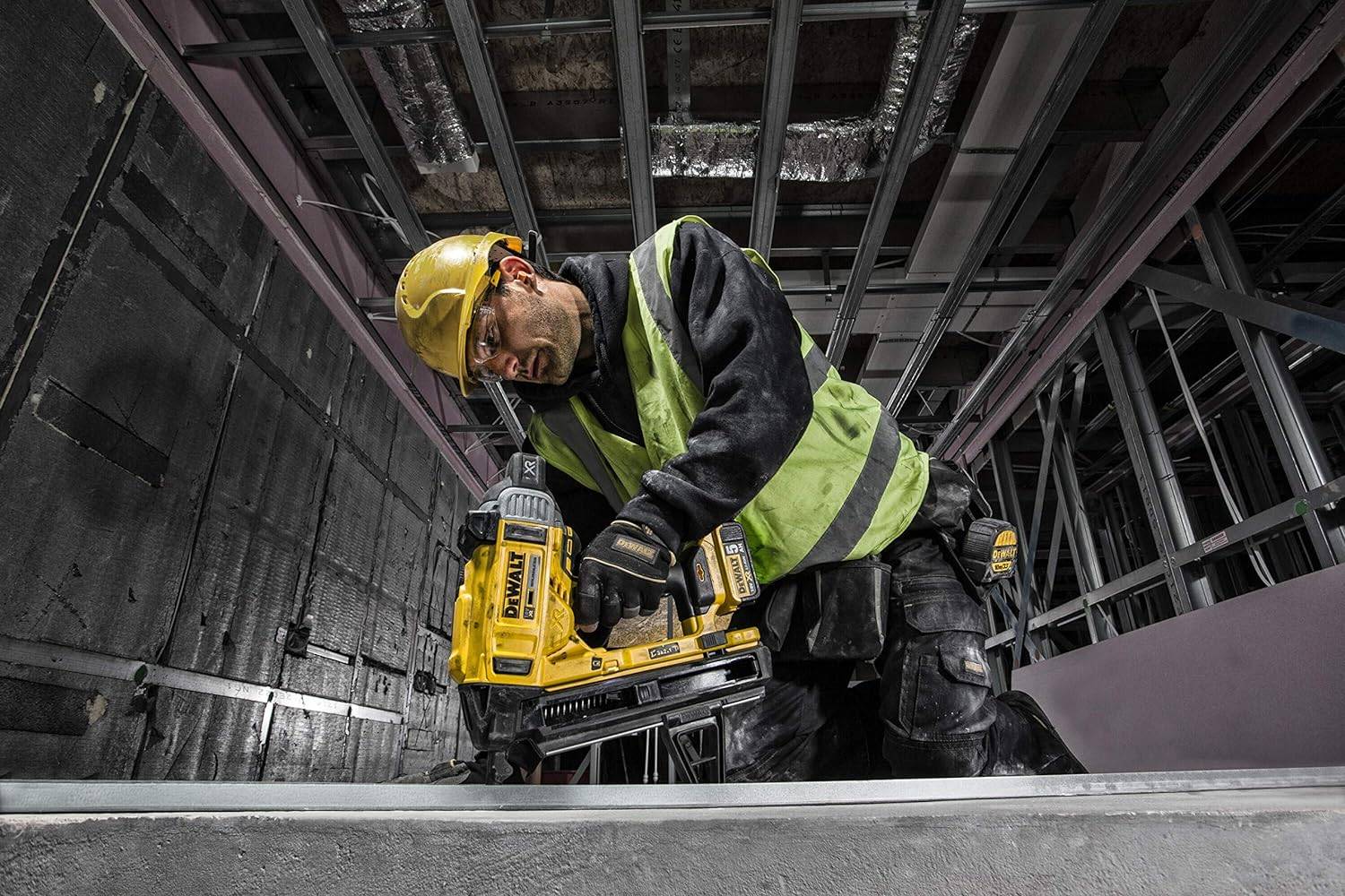 Cloueur XR 18V - béton et acier - DEWALT - avec 2 batteries 18V 5Ah li-ion + chargeur + accessoires + TOUGHSYSTEM - DCN890P2 - Image 7