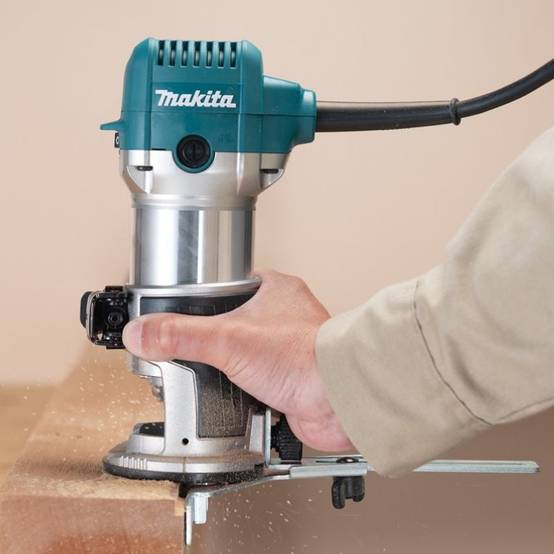 Affleureuse-défonceuse MAKITA RT0702C à vitesse variable 710 W avec fonction anti-redémarrage Makita - Image 2