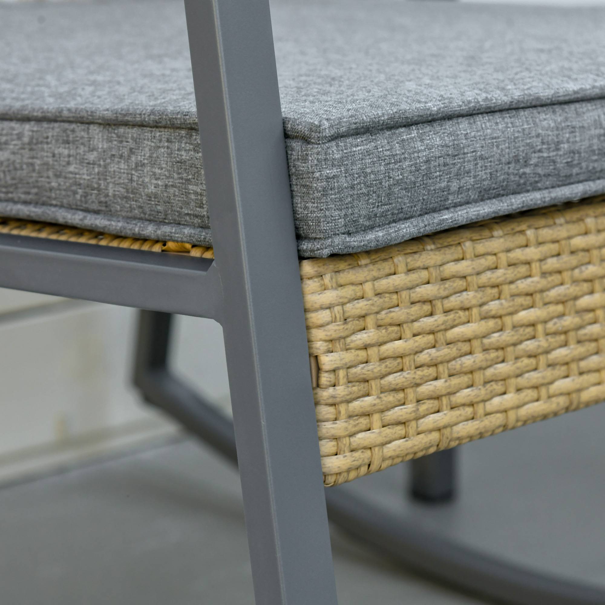 Outsunny - Ensemble de jardin 3 pièces style colonial 2 fauteuils à bascule avec coussins assise gris table basse métal époxy résine tressée beige - Outsunny - Imagen 5