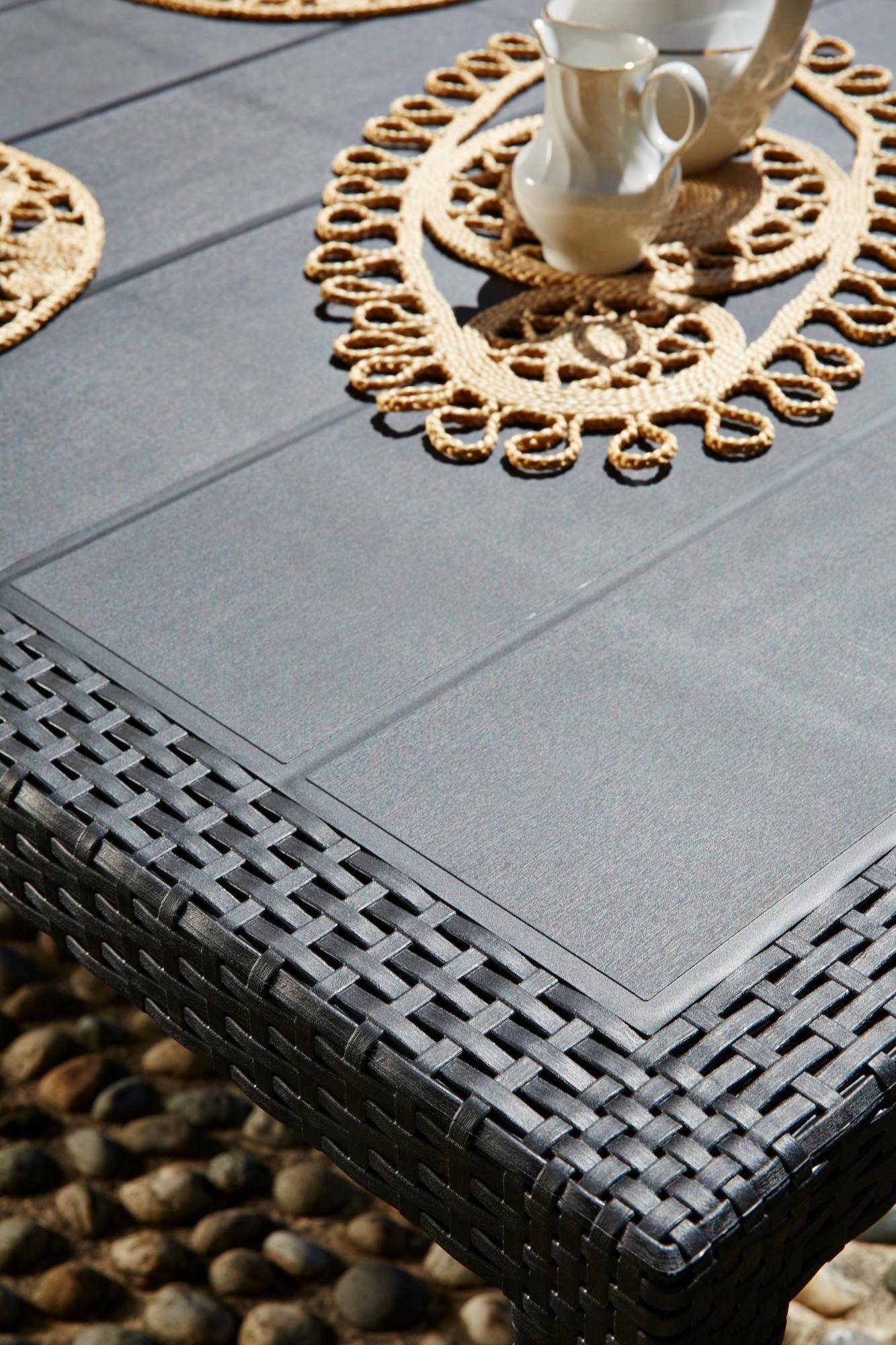 Dmora - Table d'extérieur Dfelic, Étagère rectangulaire fixe, Table de jardin polyvalente effet rotin, 100% Made in Italy, 138x78h72 cm, Anthracite - Dmora - Imagen 7