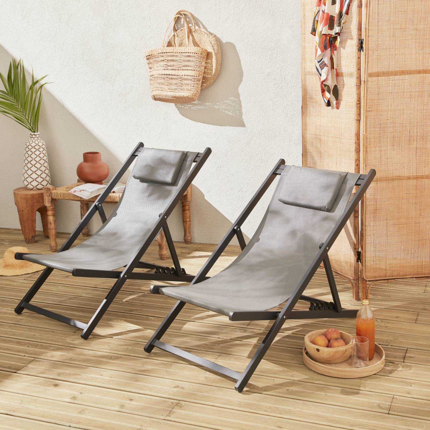 sweeek - Lot de 2 bains de soleil - Gaia gris - Transat en aluminium gris anthracite et textilene gris avec coussin repose tête. chilienne | sweeek - Image 1
