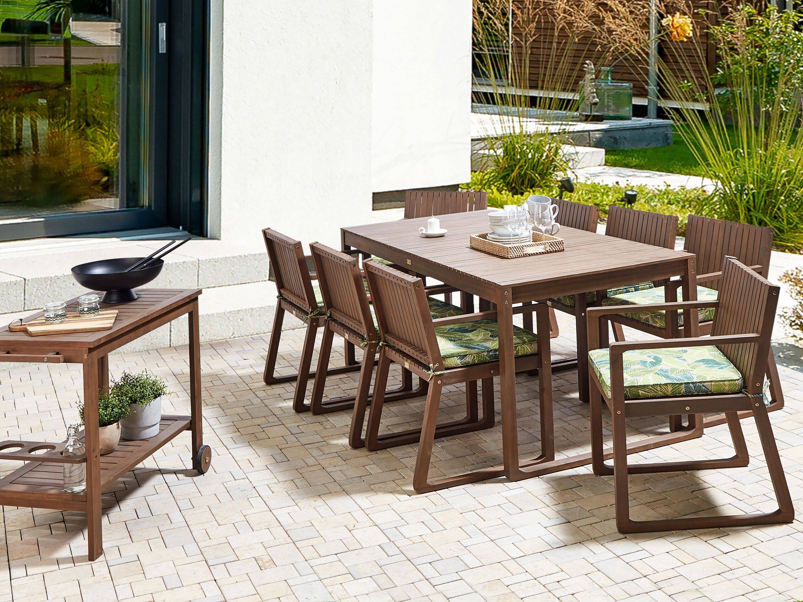 Beliani - Ensemble de Salle à Manger Extérieur Table en Bois d'Acacia Foncé 8 Chaises et Coussins Motif de Feuilles Vert Jardin Rustique - Imagen 2
