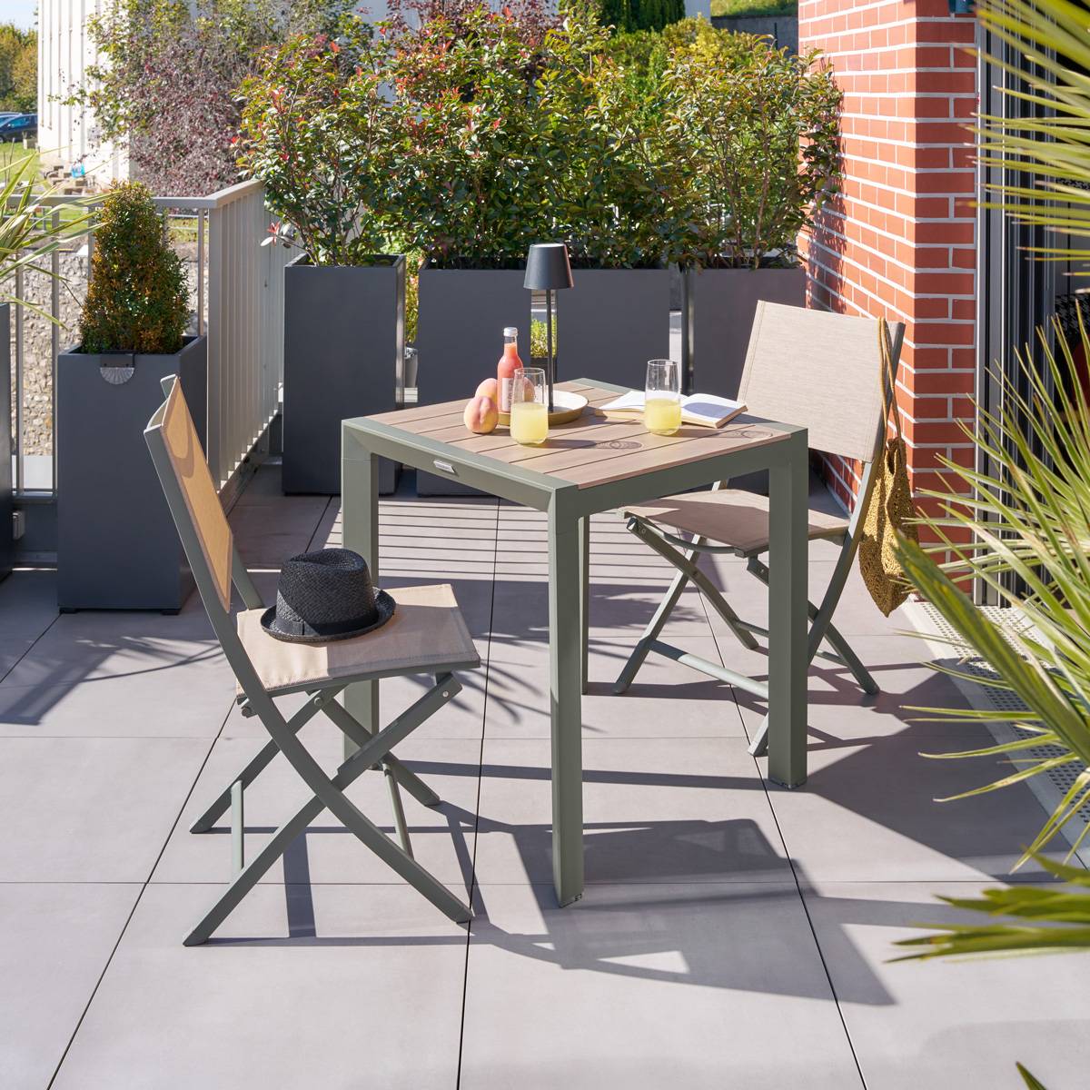 Hesperide - Table de jardin "Évasion" effet bois lin & vert laurier 2 places lates en aluminium - Hespéride - Image 9