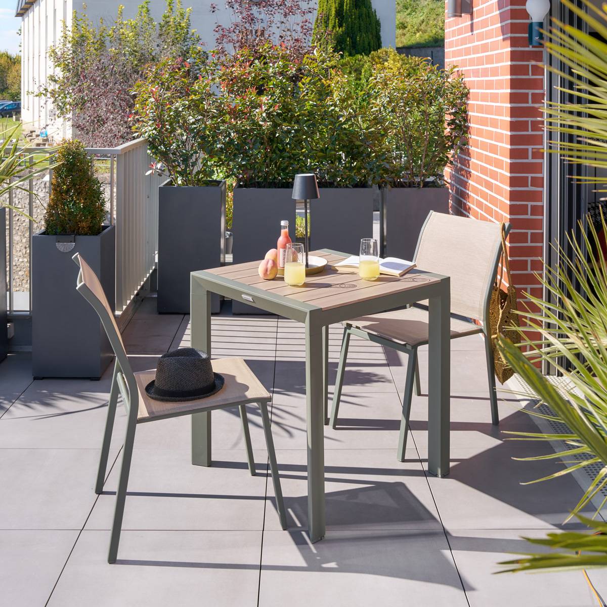 Hesperide - Table de jardin "Évasion" effet bois lin & vert laurier 2 places lates en aluminium - Hespéride