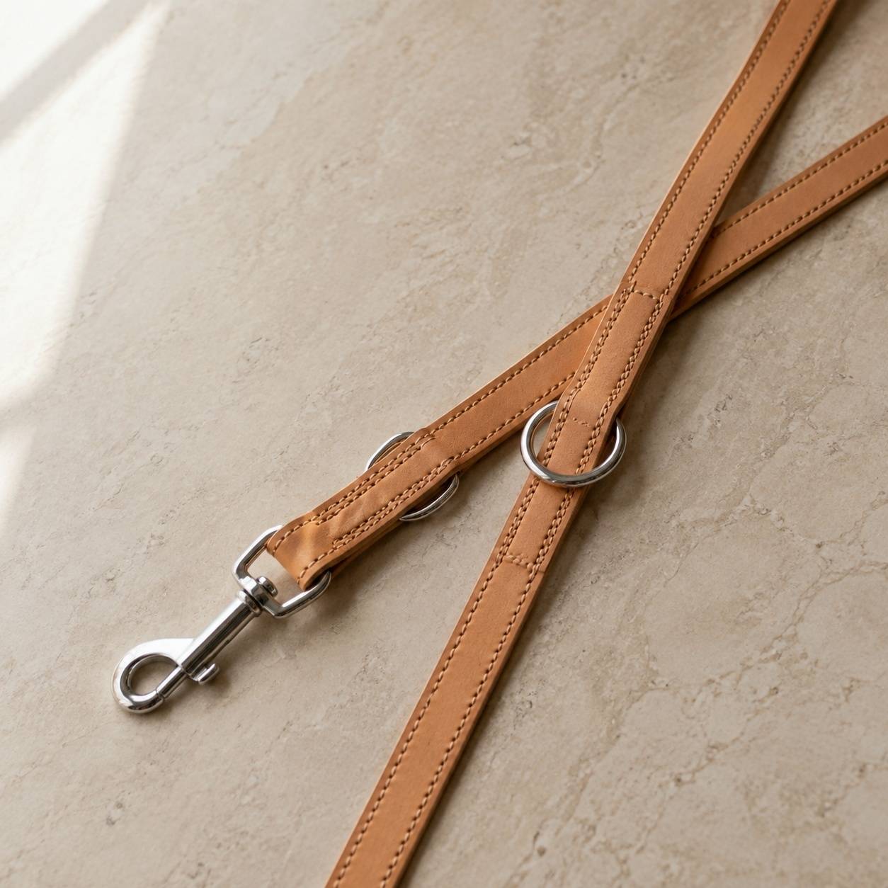 Laisse pour chien en cuir durable réglable mousqueton inox marron clair - Image 2