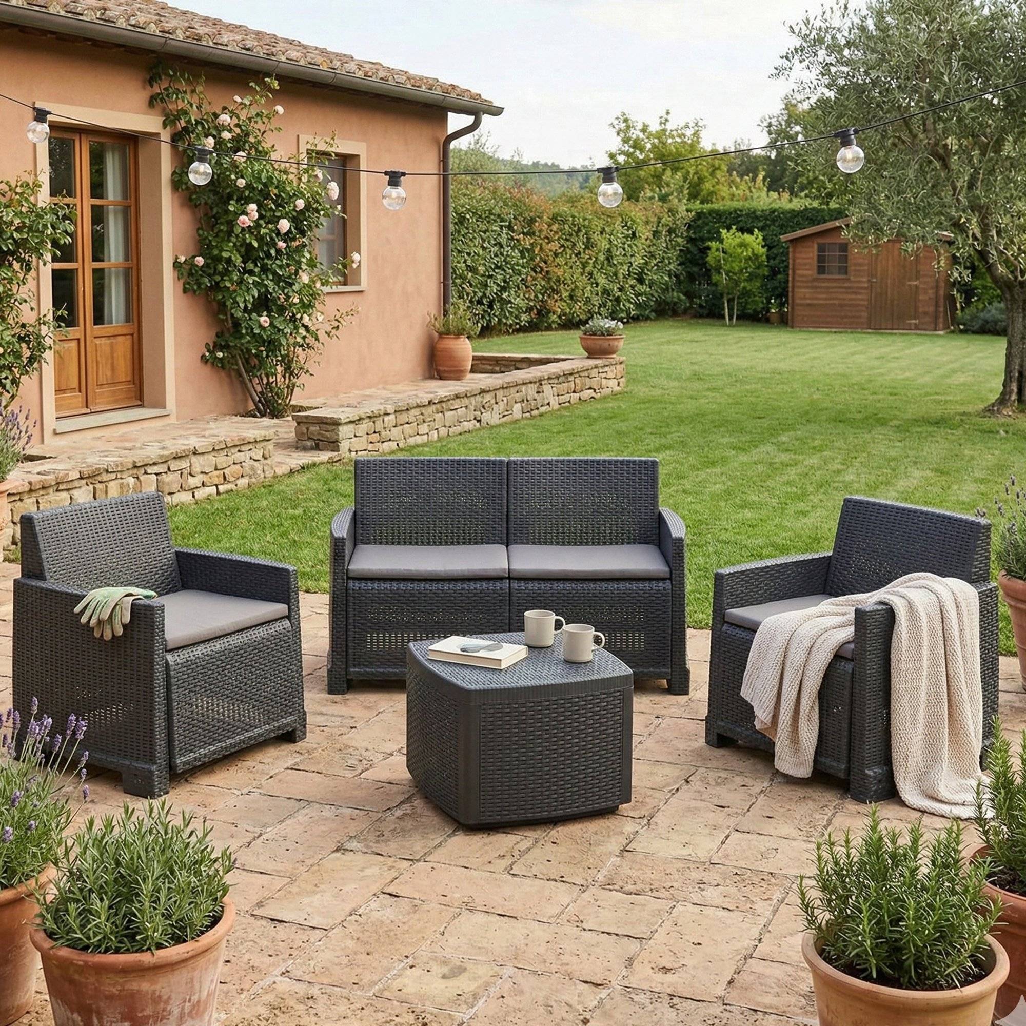 Dmora - Salon d'extérieur Dbalestrer, Composition de jardin avec 2 fauteuils, 1 canapé et 1 table de rangement, Effet rotin avec coussins, Anthracite - Dmora - Imagen 2