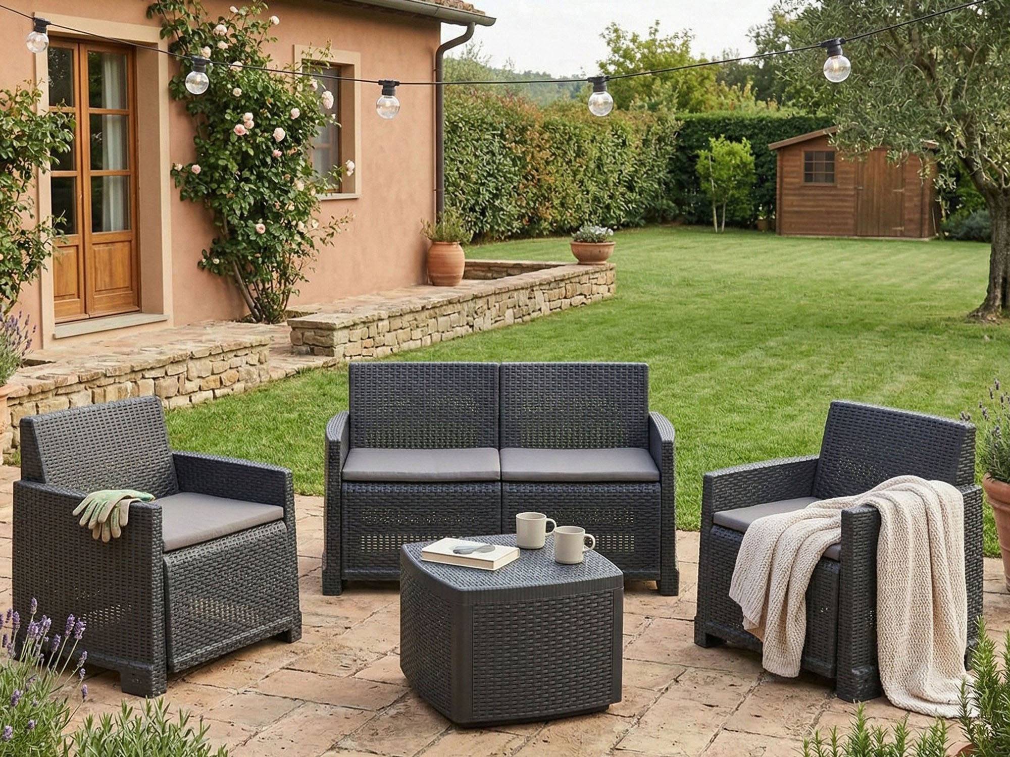 Dmora - Salon d'extérieur Dbalestrer, Composition de jardin avec 2 fauteuils, 1 canapé et 1 table de rangement, Effet rotin avec coussins, Anthracite - Dmora - Imagen 4