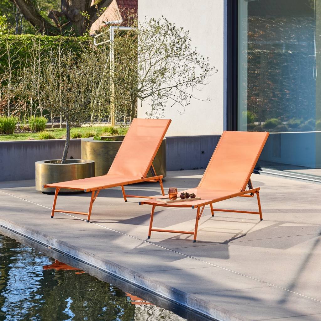 sweeek - Lot de 2 bains de soleil acier textilène inclinable 4 positions Tropea orange. 165 x 54.5 x 82.5 cm | sweeek