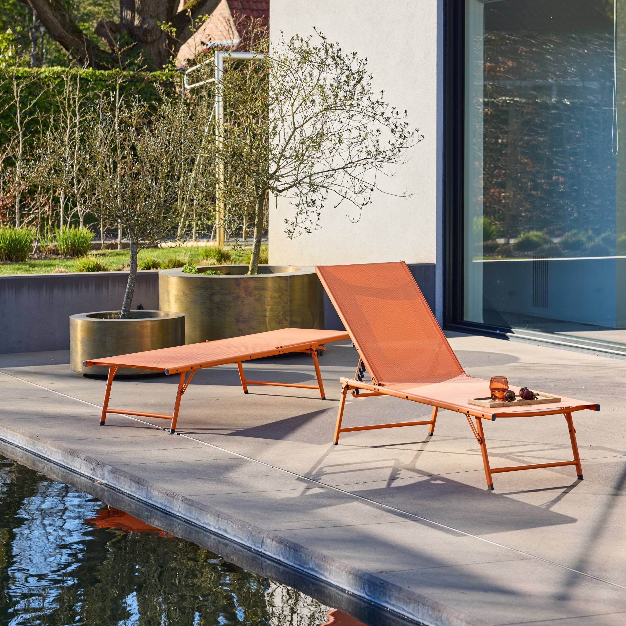 sweeek - Lot de 2 bains de soleil acier textilène inclinable 4 positions Tropea orange. 165 x 54.5 x 82.5 cm | sweeek - Image 4