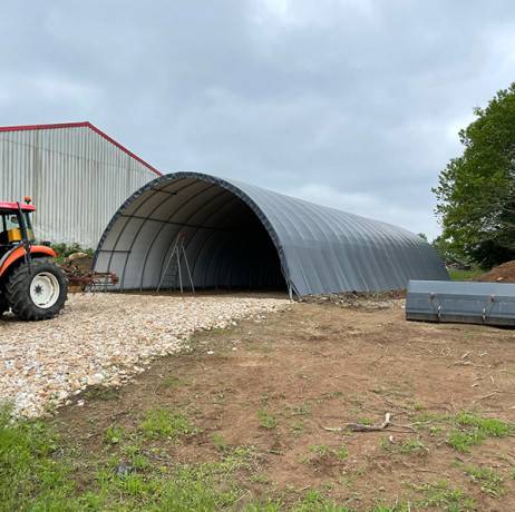 Plastidis - Abri tunnel largeur 8 m pas à 1.50 m - Long 9 m, type 250µ vert/blanc, Façade 1 façade avec filet, Fix. Sol terre bâche non enter - Imagen 4