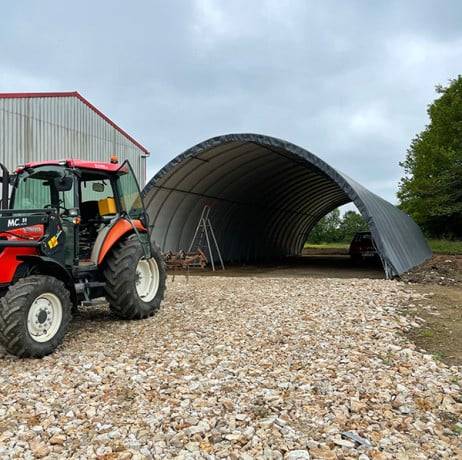 Plastidis - Abri tunnel largeur 8 m pas à 1.50 m - Long 9 m, type 250µ vert/blanc, Façade 1 façade avec filet, Fix. Sol terre bâche non enter - Imagen 3