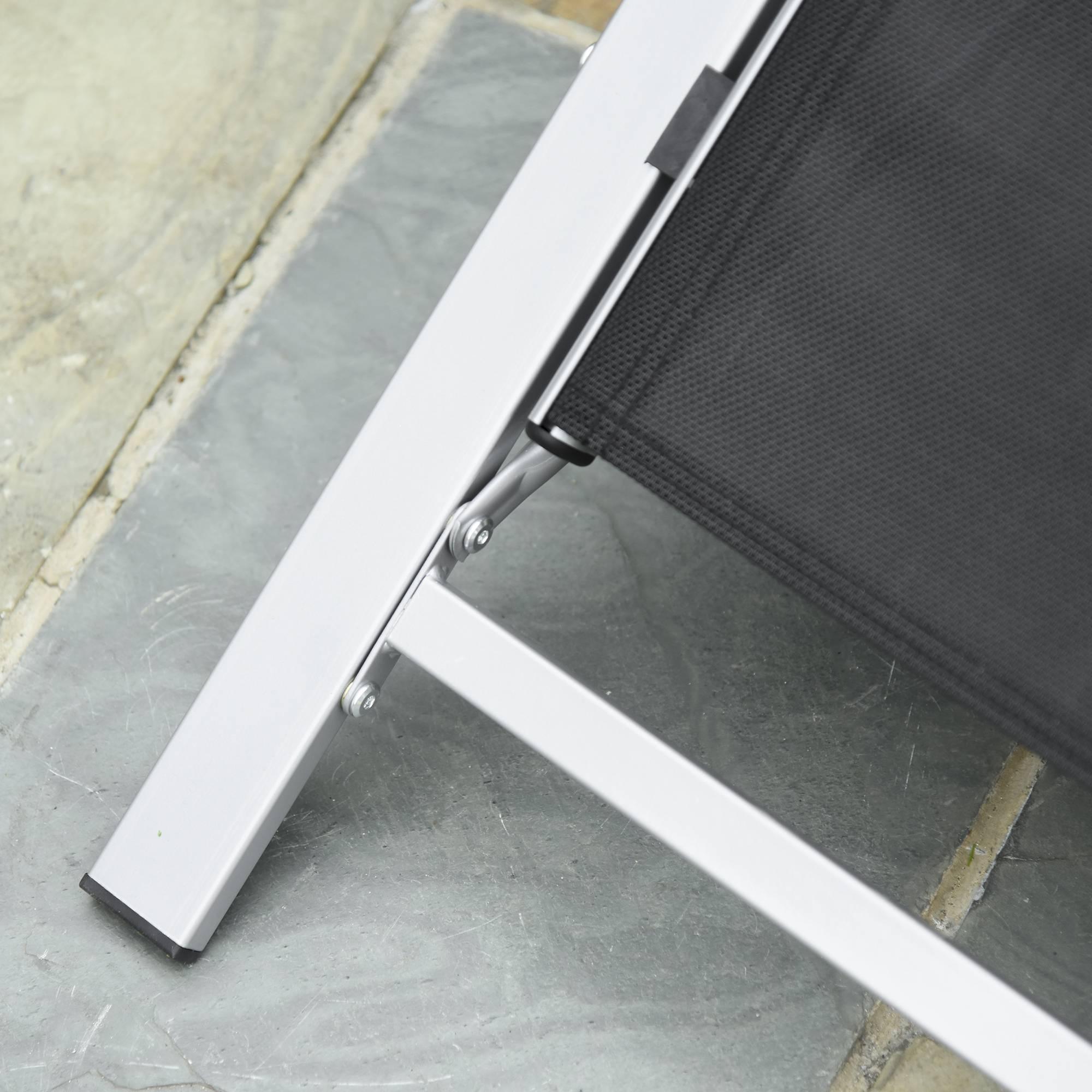 Outsunny - Lot de 2 bains de soleil design contemporain table basse plateau verre trempé métal époxy textilène gris foncé - Outsunny - Imagen 5