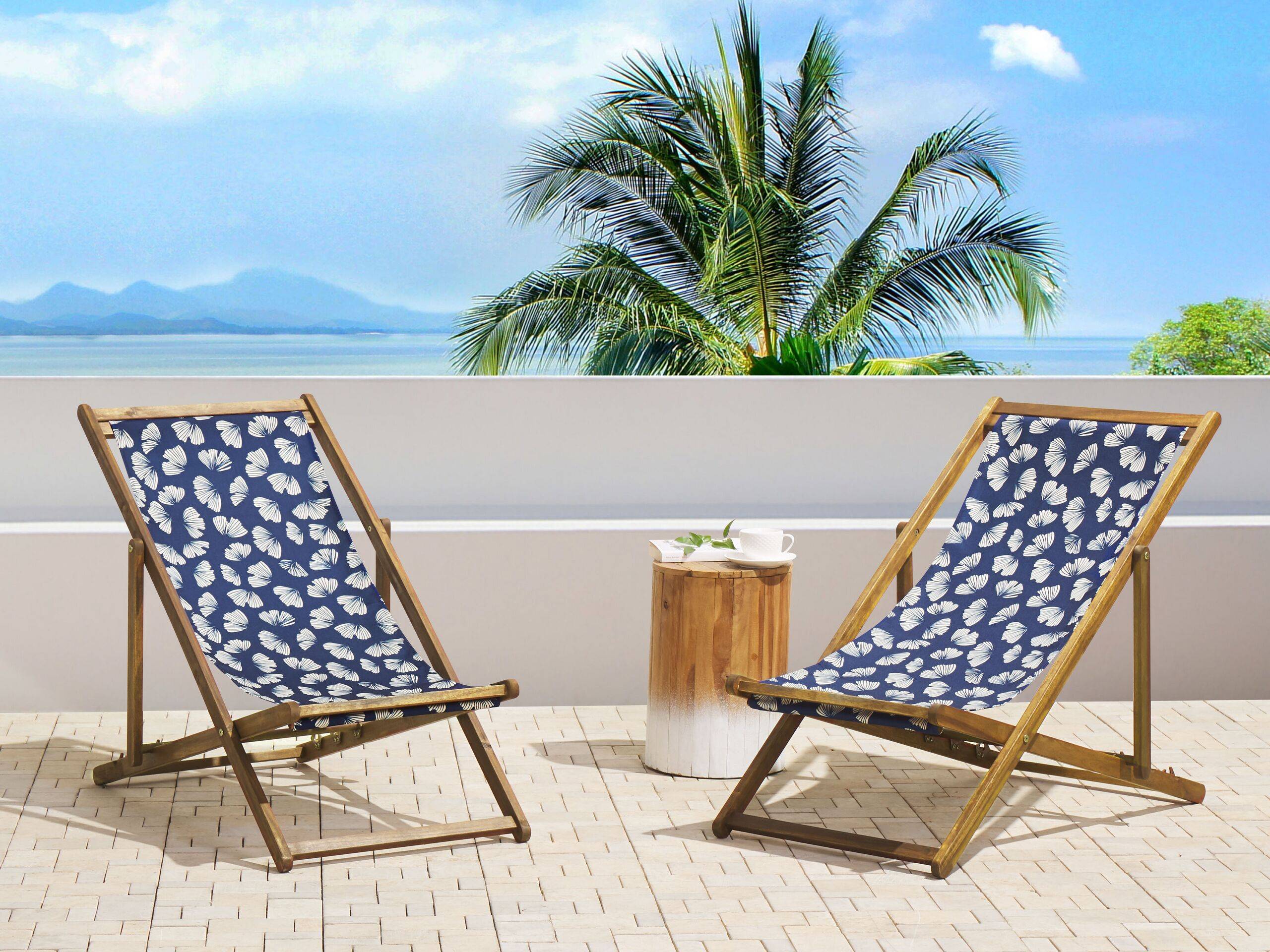 Beliani - 2 Transats Chiliennes Pliantes et Réglables en Bois d'Acacia Clair et Textile Motif Bleu et Beige avec Toiles de Remplacement - Imagen 2