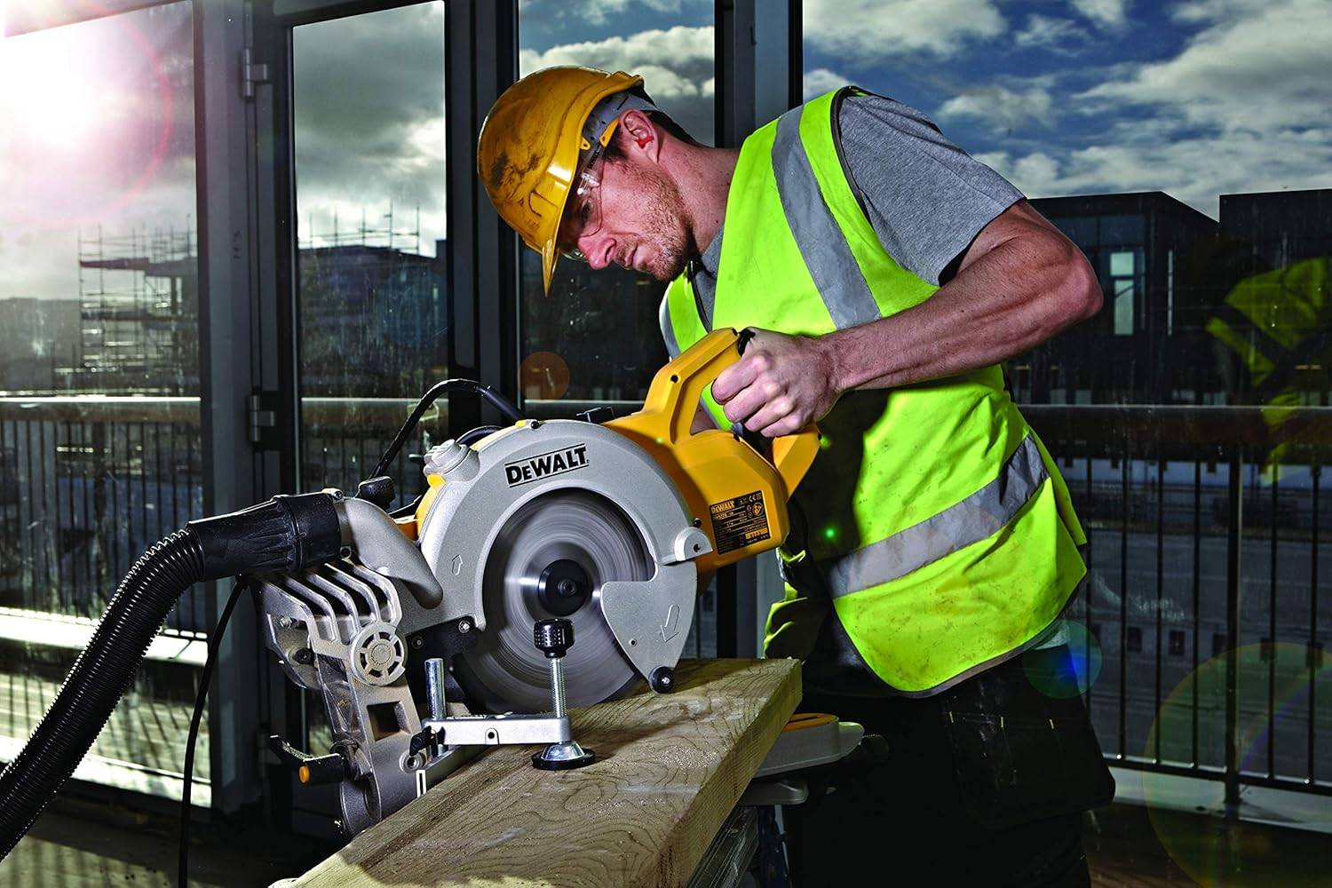 Scie à Onglet Coulissante DEWALT DWS774 – 240V, Coupe 70mm, Angle 45°, 5m De Câble