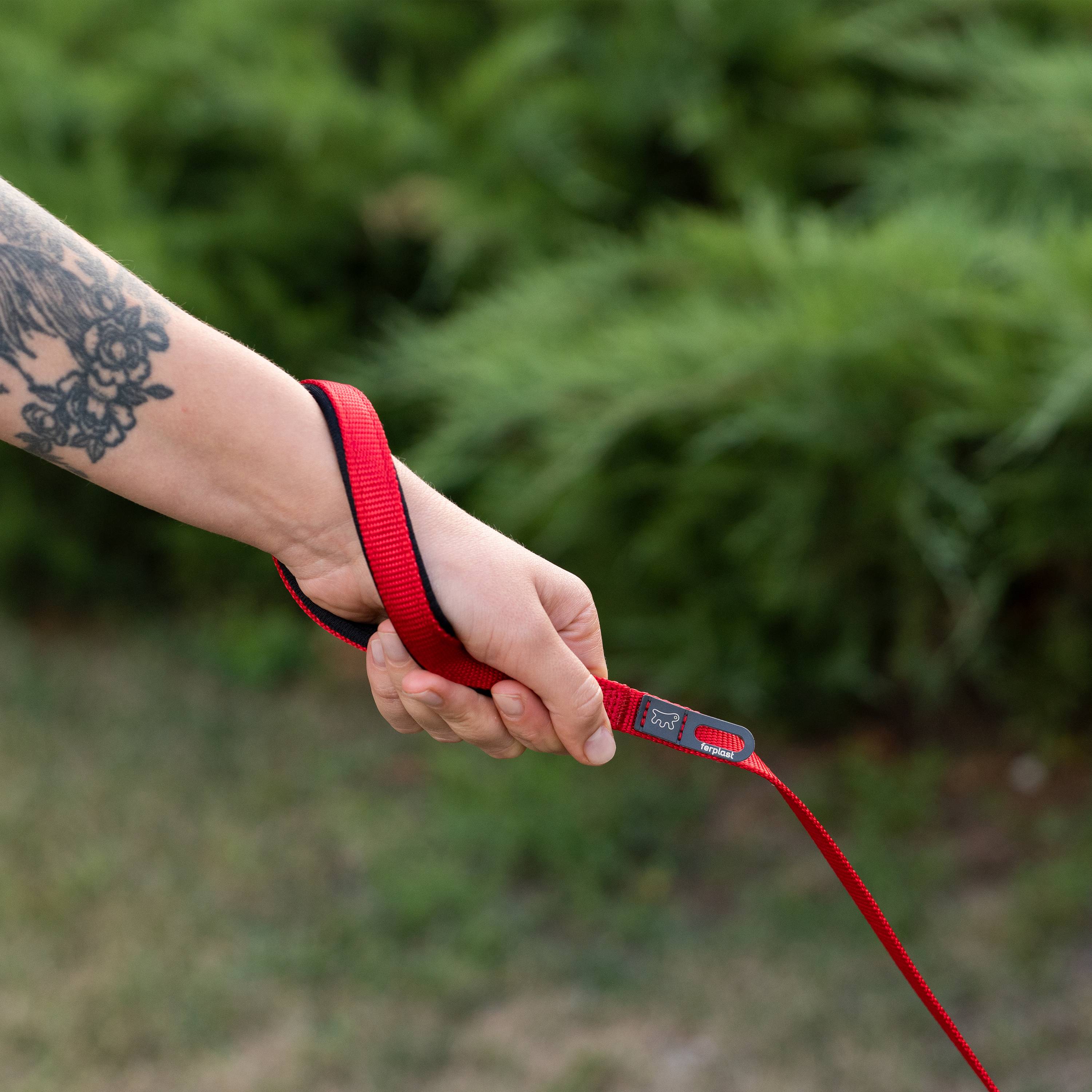 Ferplast - Ferplast laisse pour chien DAYTONA, Laisse en nylon pour petit chien, 120 cm, avec poignée rembourrée confortable et mousqueton en métal. Rouge - Imagen 4