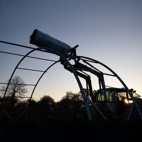Plastidis - Abri tunnel largeur 8 m pas à 1.50 m - Long 19.50 m, type 450µ vert/blanc, Façade Pas de portes, Fix. Sol terre bâche non enterré - Imagen 10