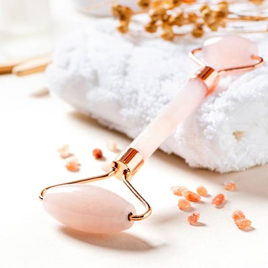 Roller en Quartz Rose - Masseur Visage – Rouleau de Jade Naturel + Housse – Anti-Age - Réduit les ridules - Routine Beauté - Sun&Sia - Image 1