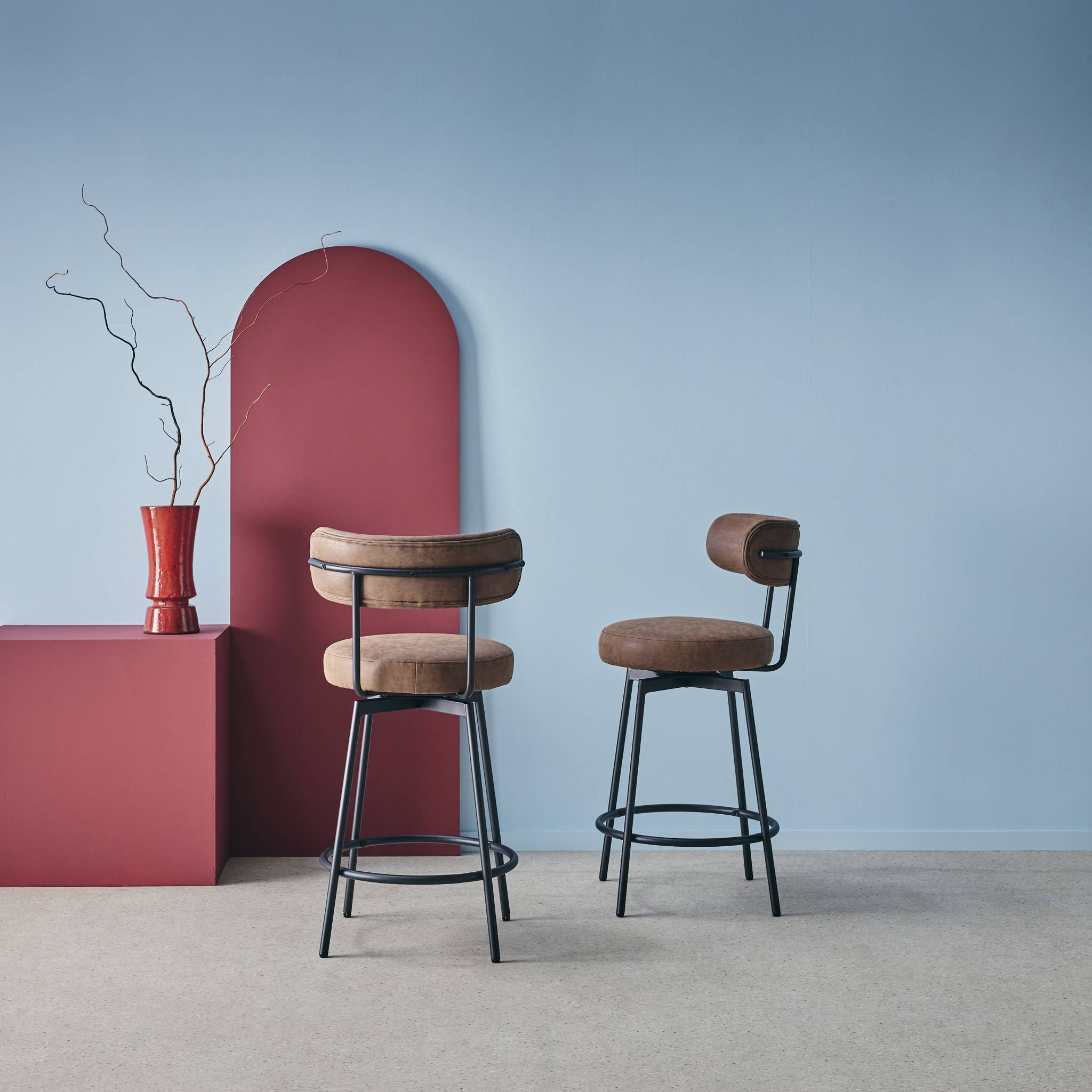 sweeek - Lot de deux tabourets de bar assise rotative métal noir et simili cuir marron - L 50 x P 50 x H 92cm - Iris | sweeek - Image 3
