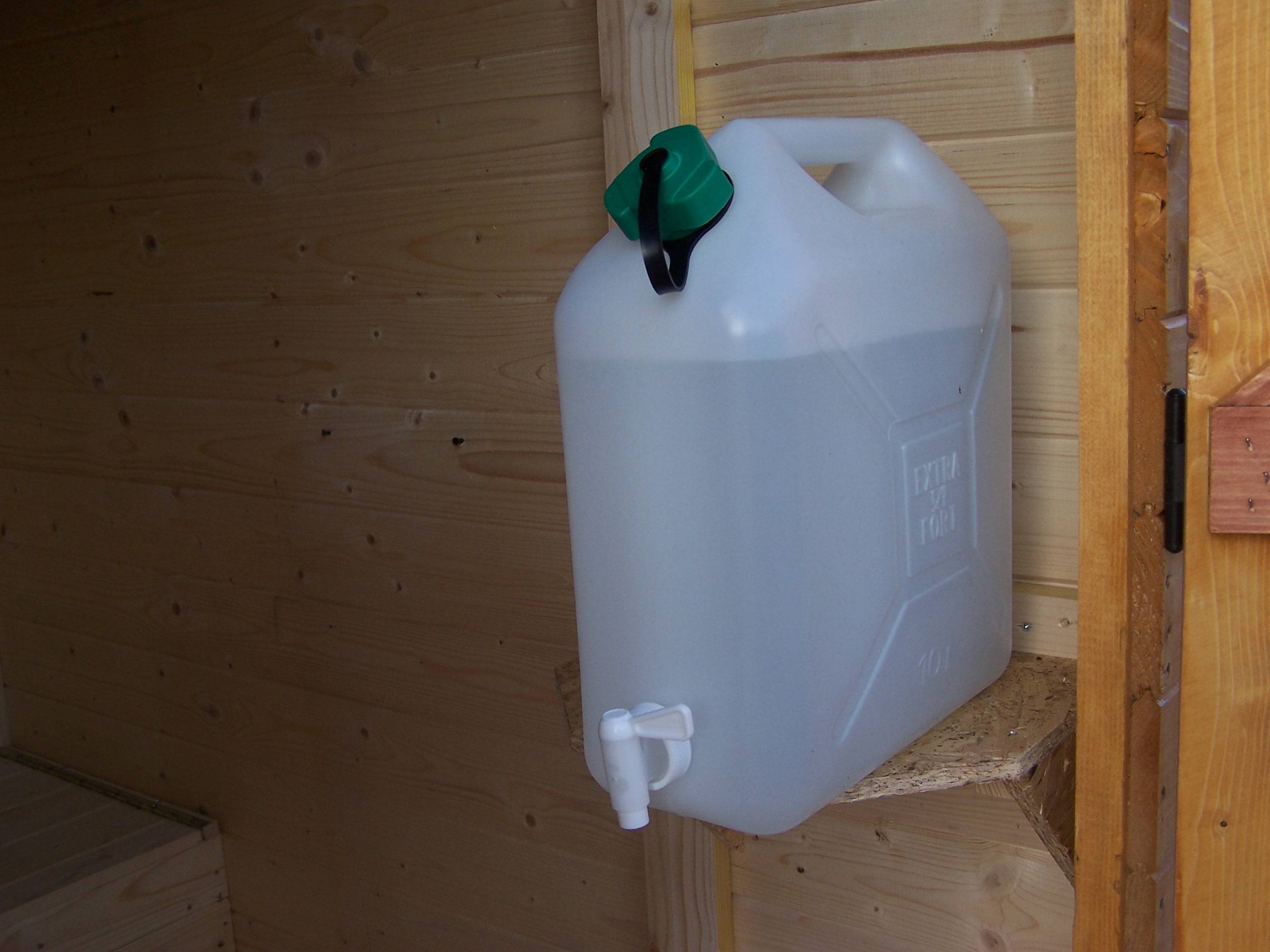 Habrita - Abri WC bois massif avec plancher / EDEN TOILETTES SECHES avec lave-mains  / surface ext : 2,62 m2 / toiture plaques ondulées plus grande longévité - Imagen 4