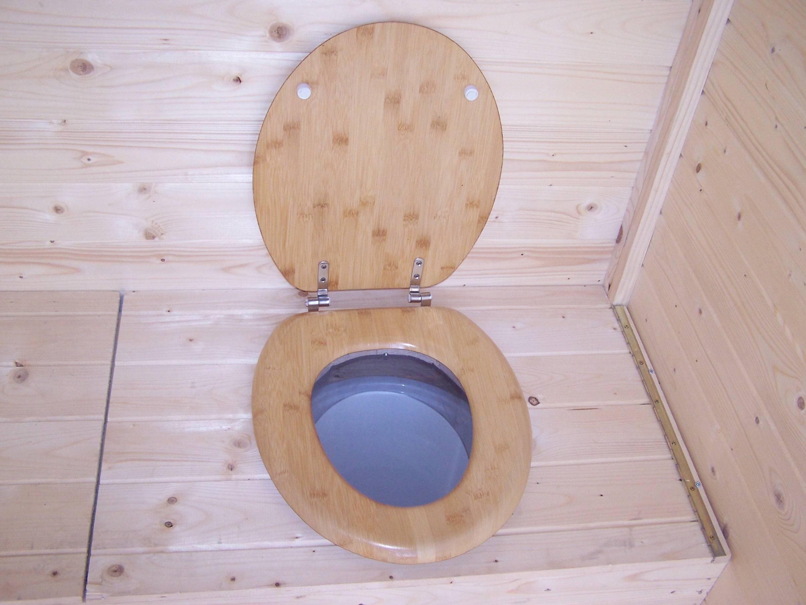 Habrita - Abri WC bois massif avec plancher / EDEN TOILETTES SECHES avec lave-mains  / surface ext : 2,62 m2 / toiture plaques ondulées plus grande longévité - Imagen 3