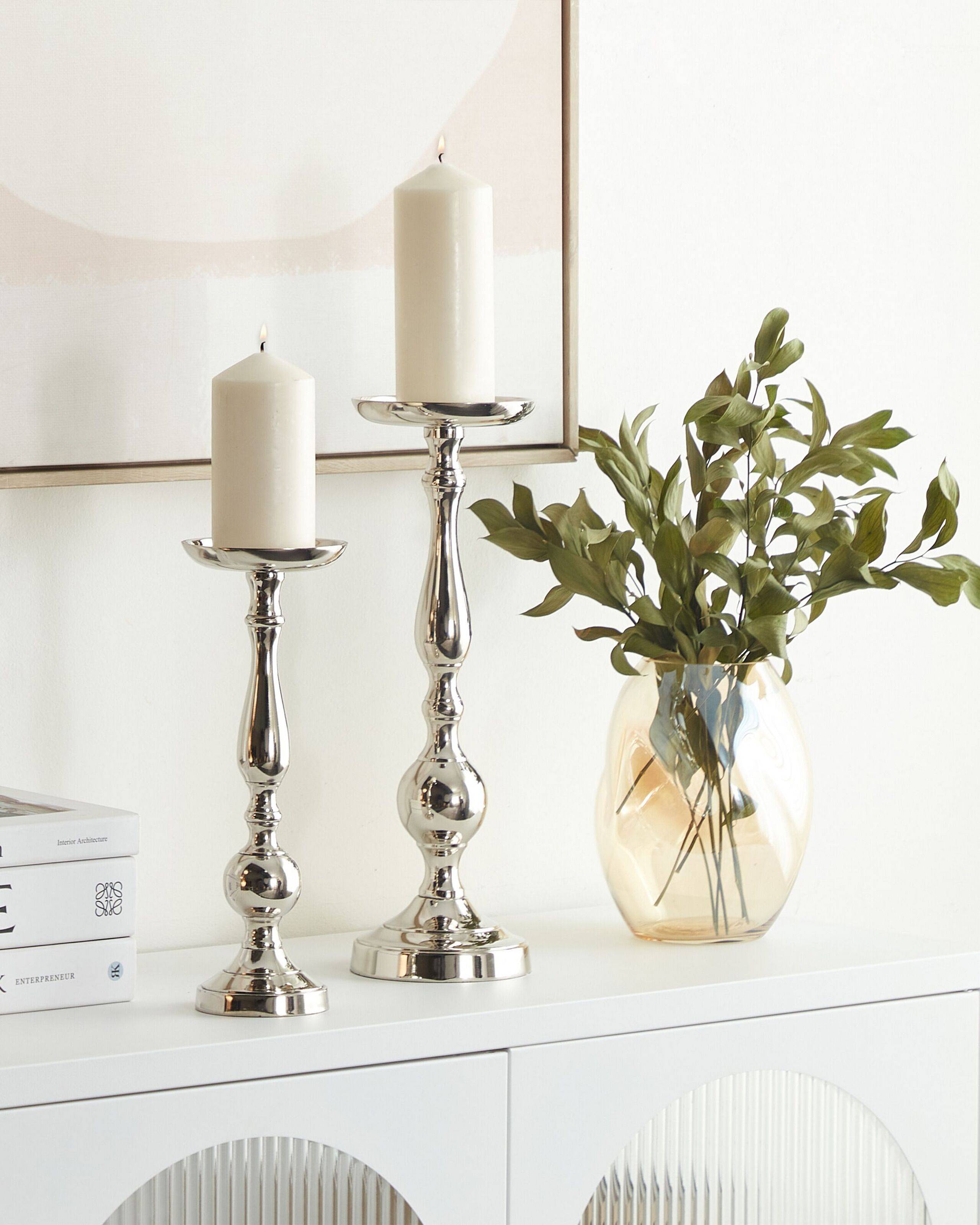 Beliani - Lot de 2 Bougeoirs en Aluminium Argenté 30/39 cm Finition Brillante Robuste Bougies Parfaites pour la Chambre et le Salon Eclairage Doux - Imagen 2