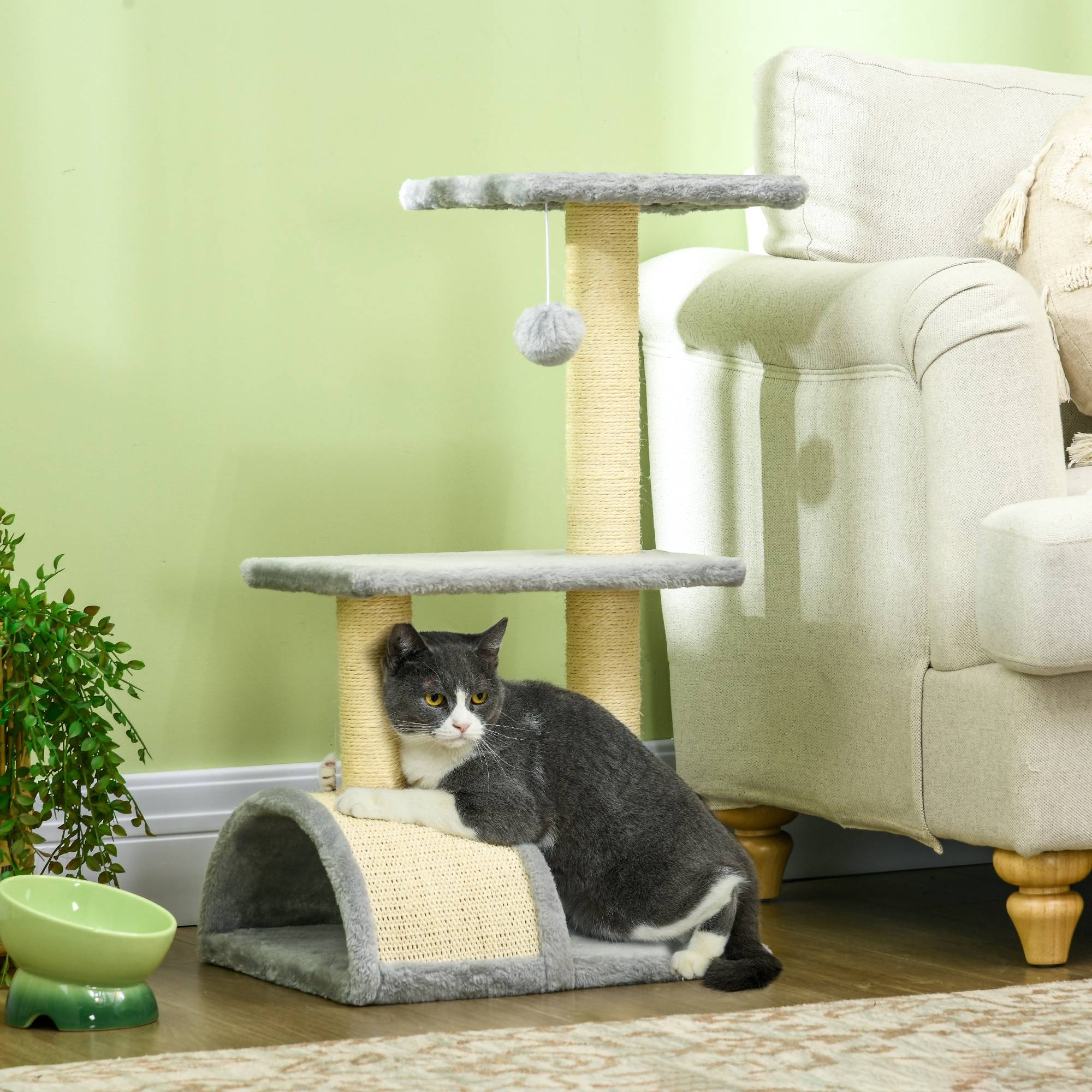 Arbre à chat 72 cm avec balles en peluche, poteaux en sisal, plateforme et griffoir, gris clair - Image 4