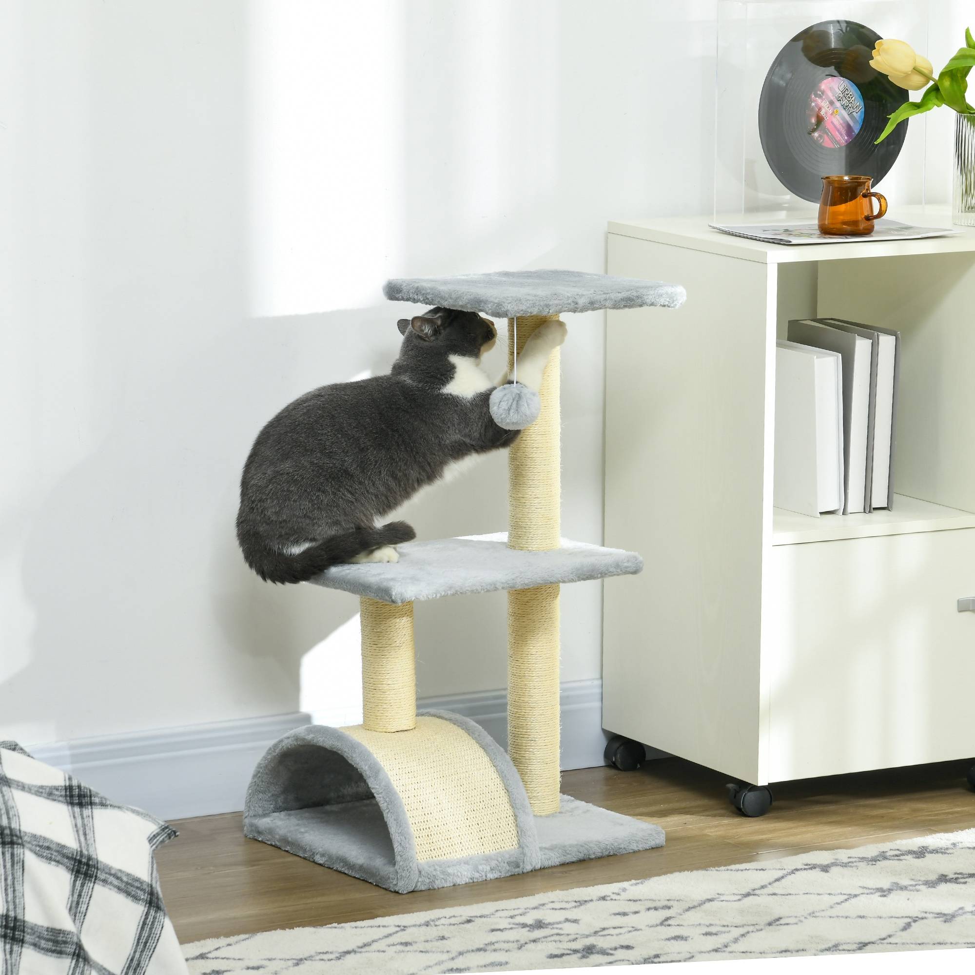 Arbre à chat 72 cm avec balles en peluche, poteaux en sisal, plateforme et griffoir, gris clair - Image 3
