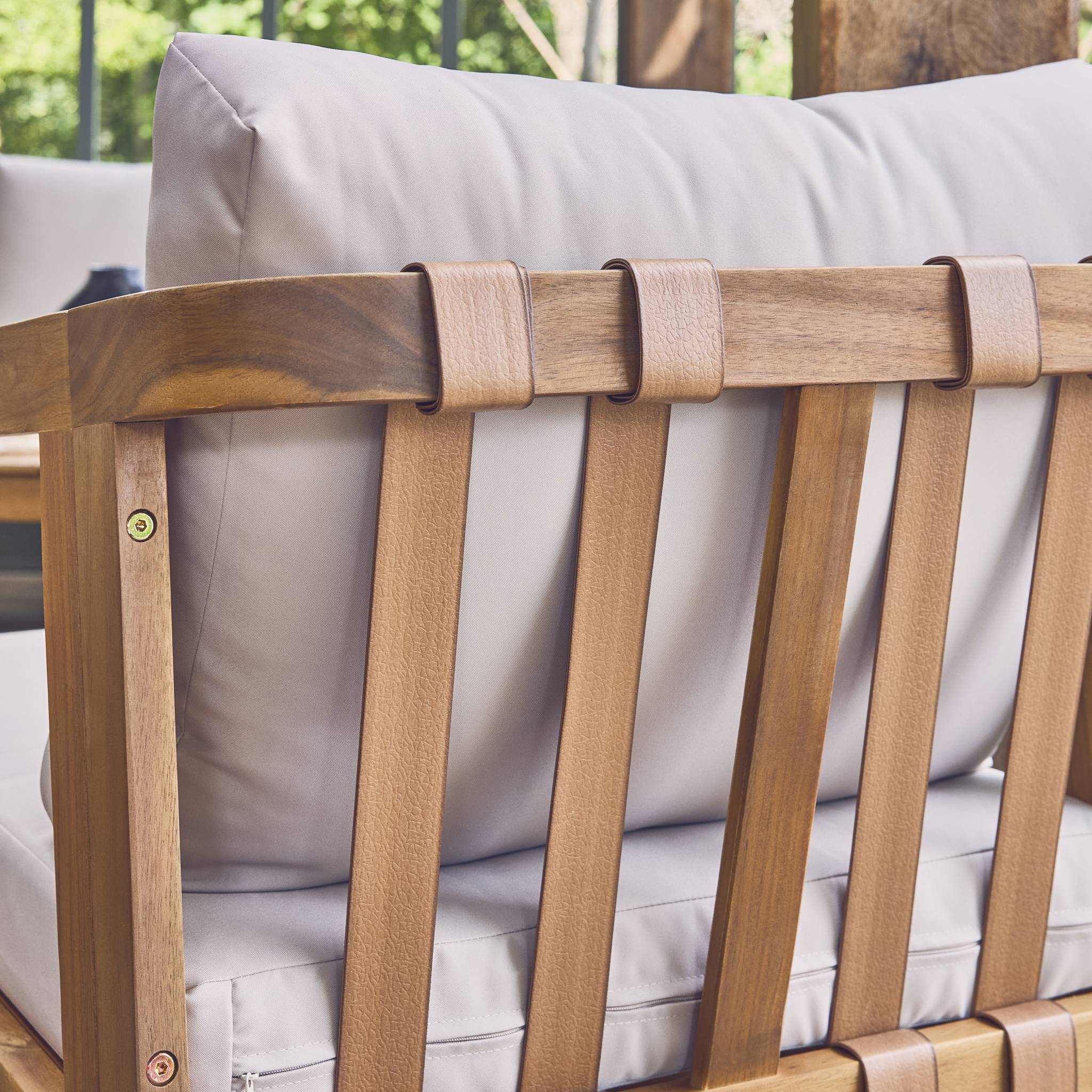 sweeek - Salon de jardin beige 5 places bois d'acacia LOBERIA avec lanières effet cuir | sweeek - Image 7