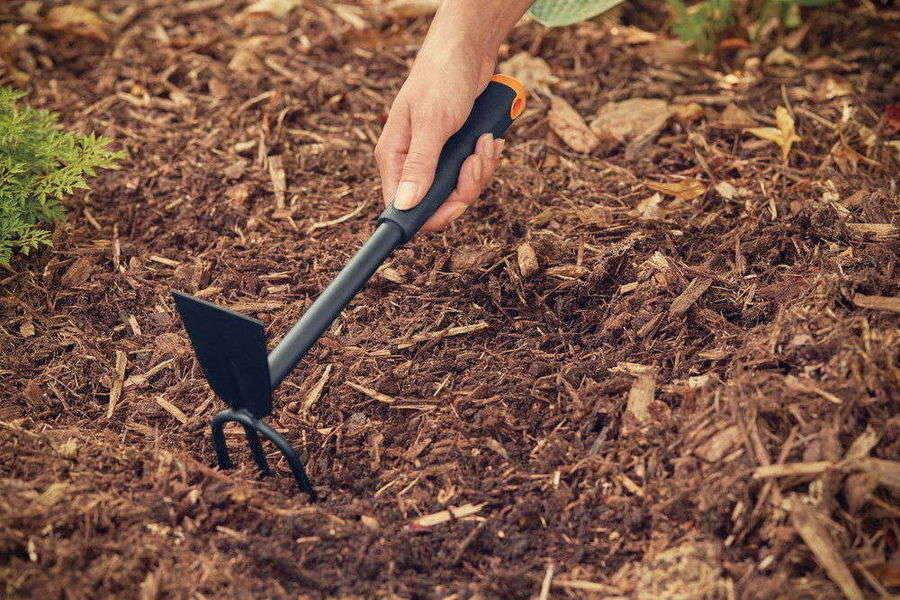 Fiskars - Serfouette Ergonomic - Tête acier - casser les mottes de terre, cultiver et désherber Fiskars - Image 3