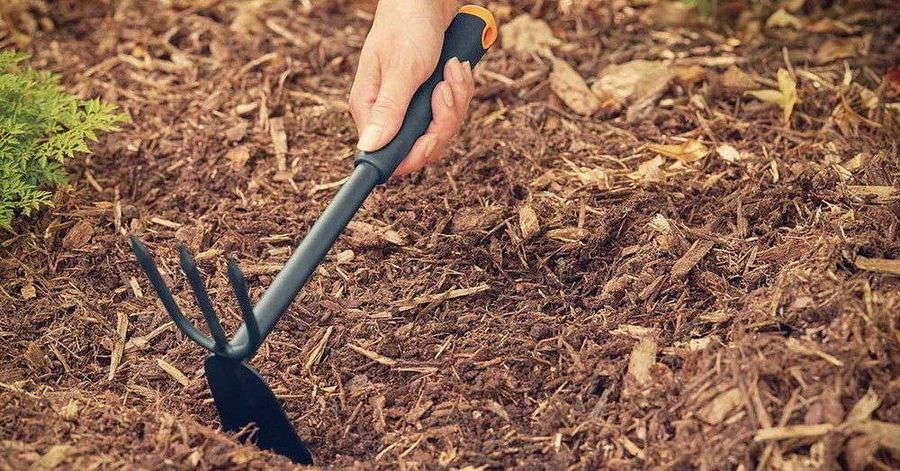 Fiskars - Serfouette Ergonomic - Tête acier - casser les mottes de terre, cultiver et désherber Fiskars - Image 2