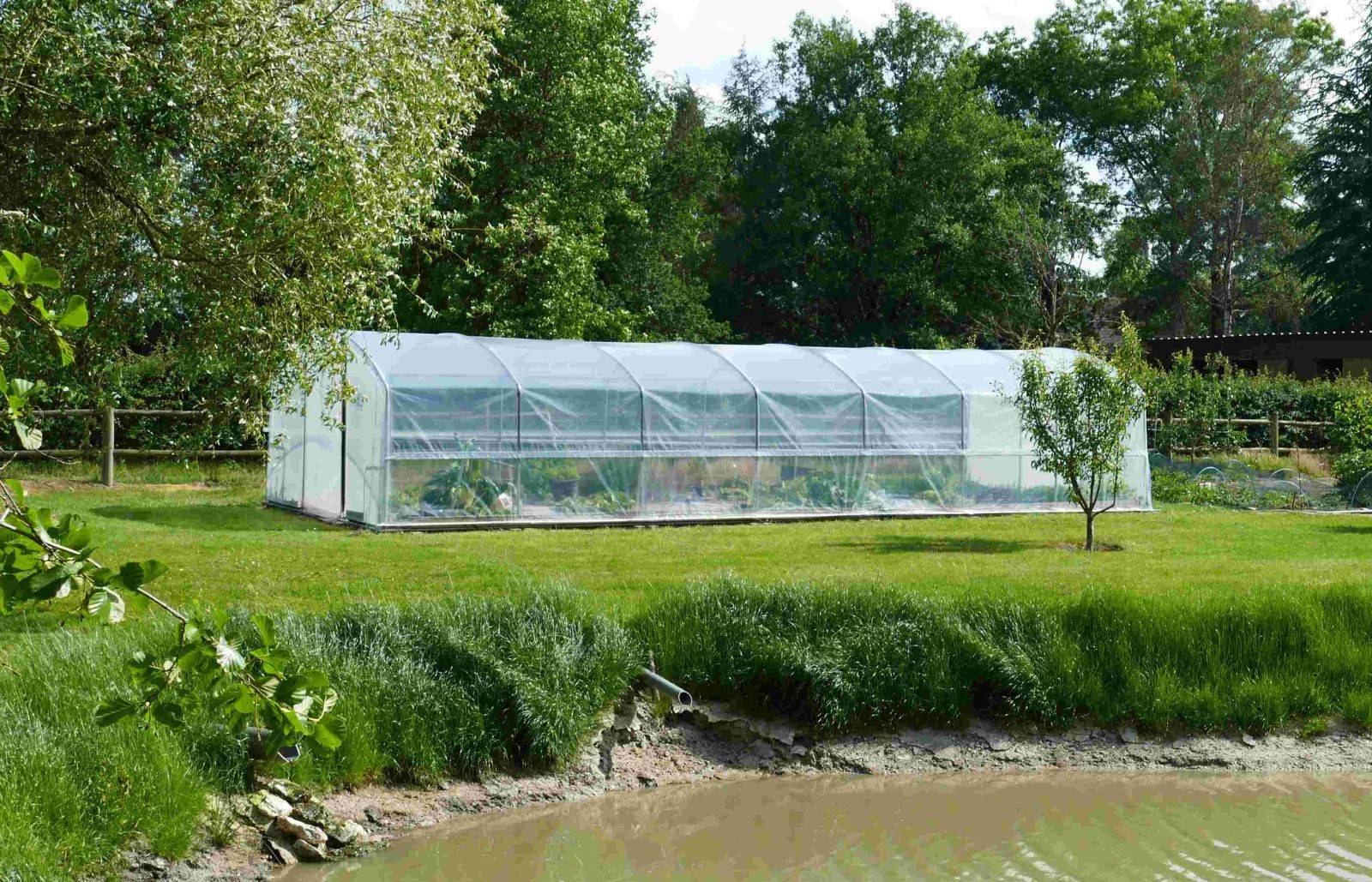 Serre de jardin - 42m² - 4 x 10,5m - pied droit 1,50m - polyéthylène haute densité - 1 porte pivotante - aérations latérales - LES SERRES TONNEAU