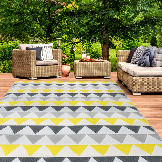 IDMARKET - Tapis extérieur SARI triangles gris et jaune 270 x 370 CM - Image 1