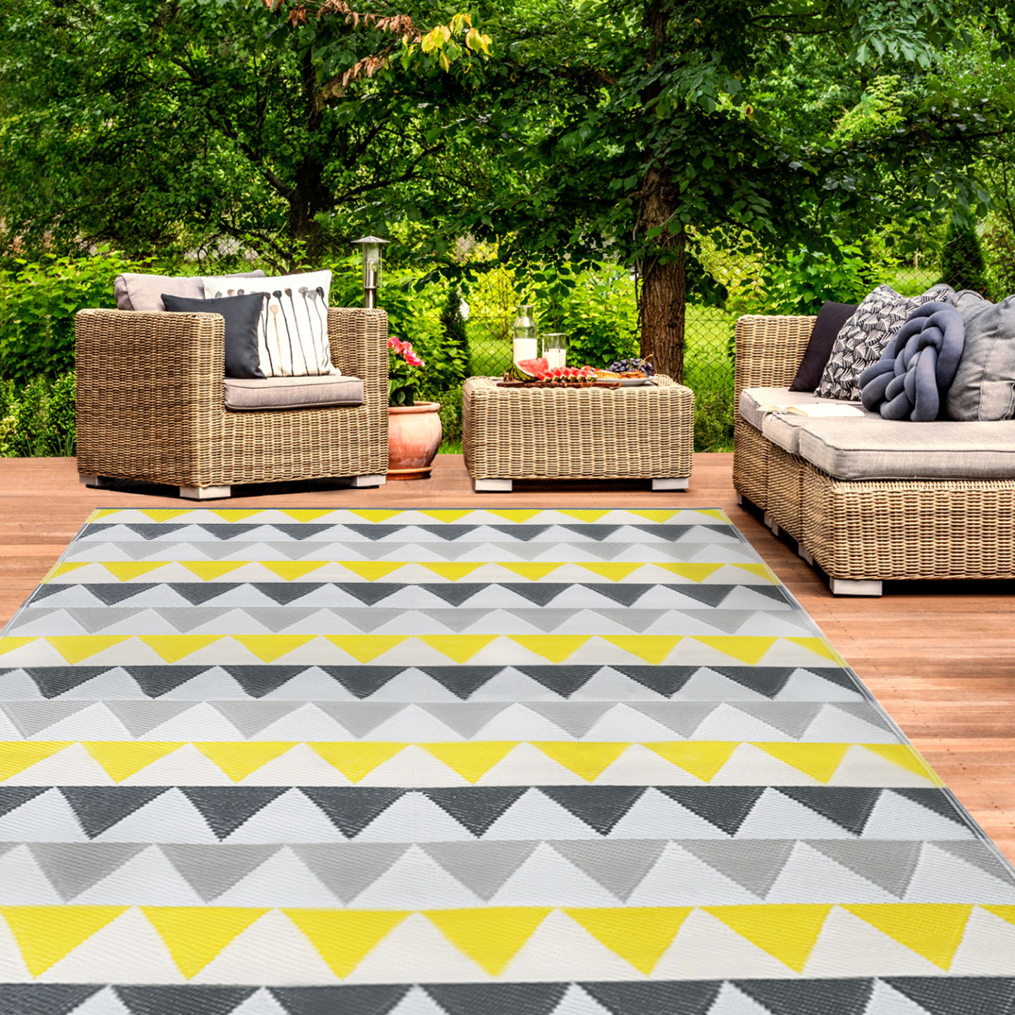 IDMARKET - Tapis extérieur SARI triangles gris et jaune 270 x 370 CM - Image 1