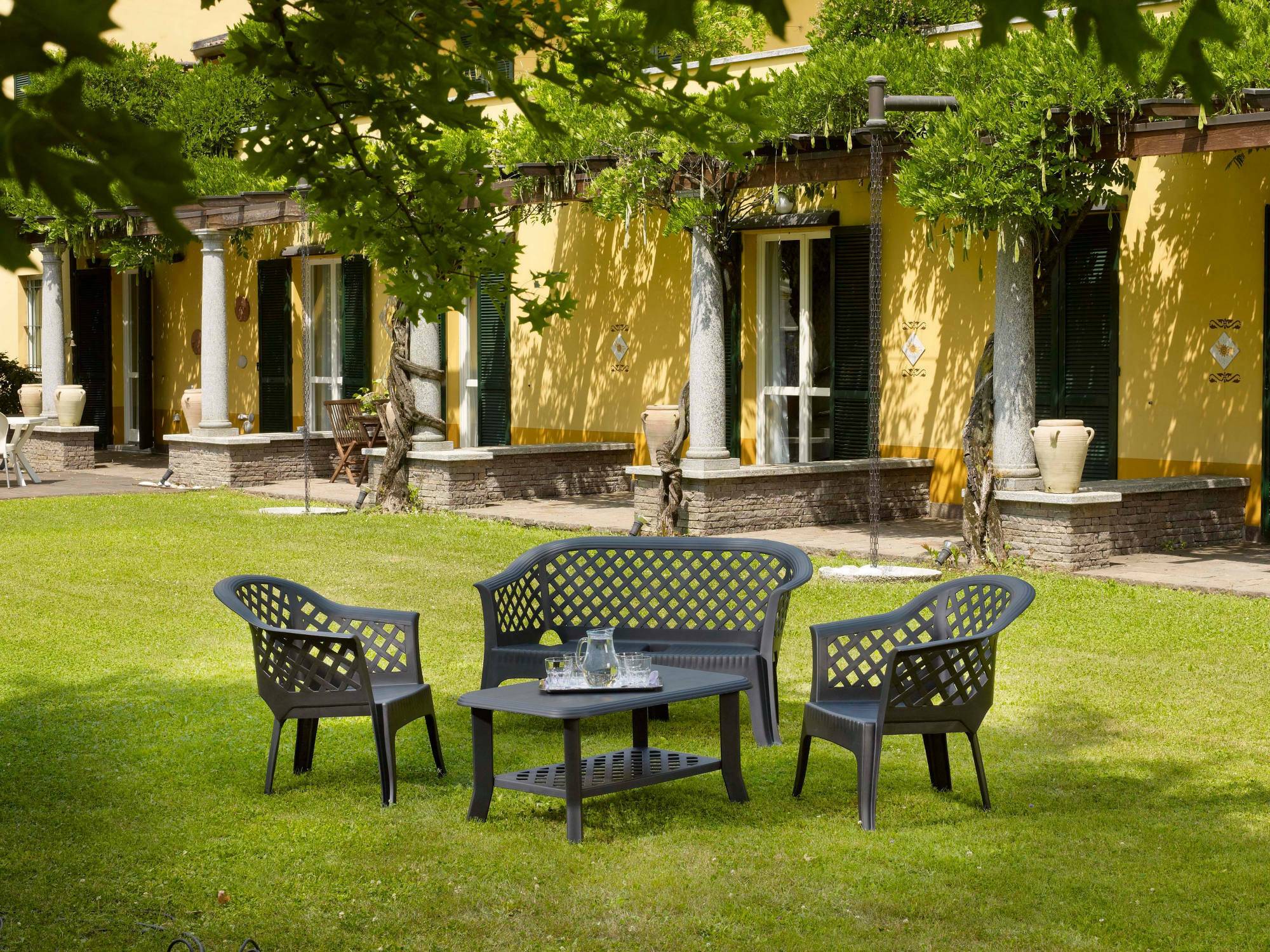 Dmora - Salon d'extérieur Dante, Composition de jardin avec 2 fauteuils, 1 banc et 1 table basse, Salon intérieur et extérieur, Anthracite - Dmora - Imagen 2